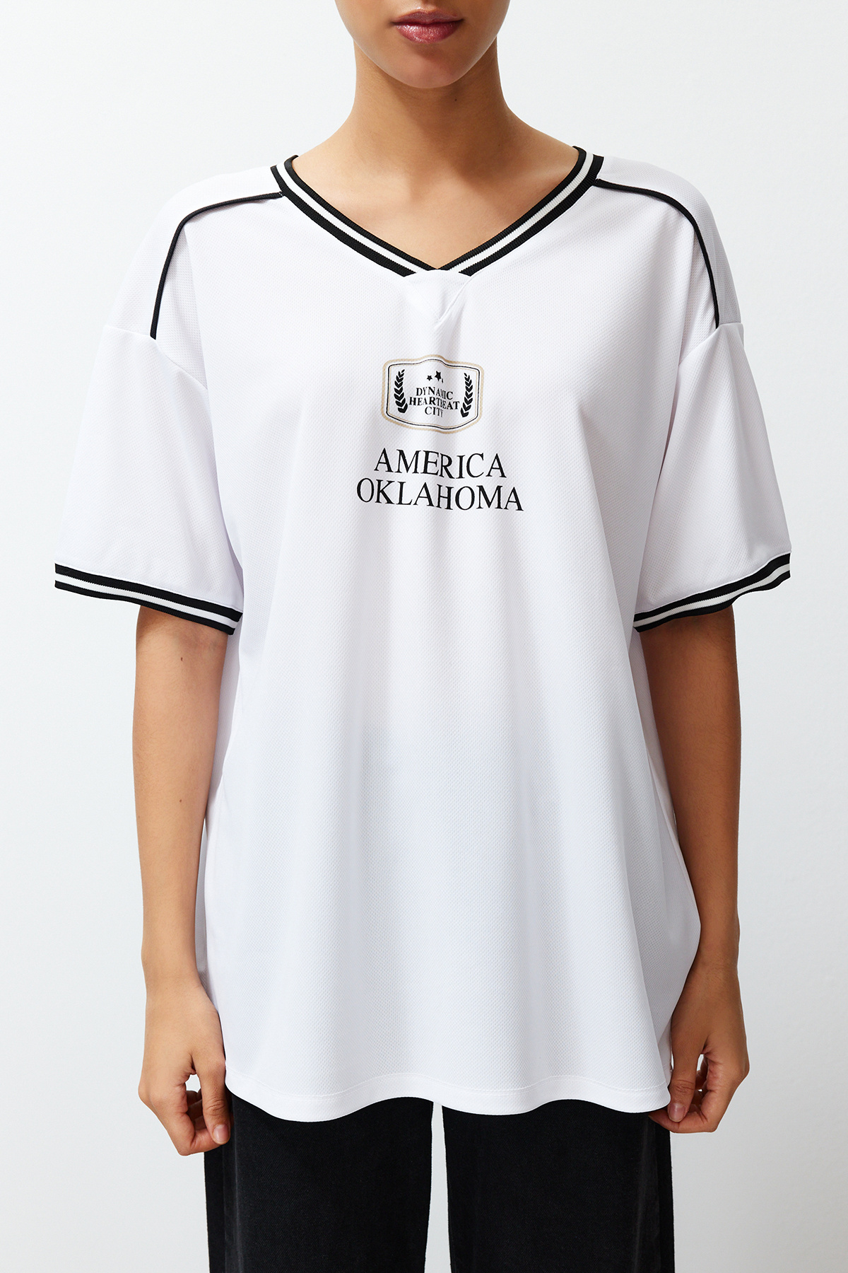 Trendyolmilla  Beyaz Slogan Baskılı Forma Oversize/Geniş Kesim V Yaka Örme T-Shirt TWOSS24TS00112 - Görsel 5