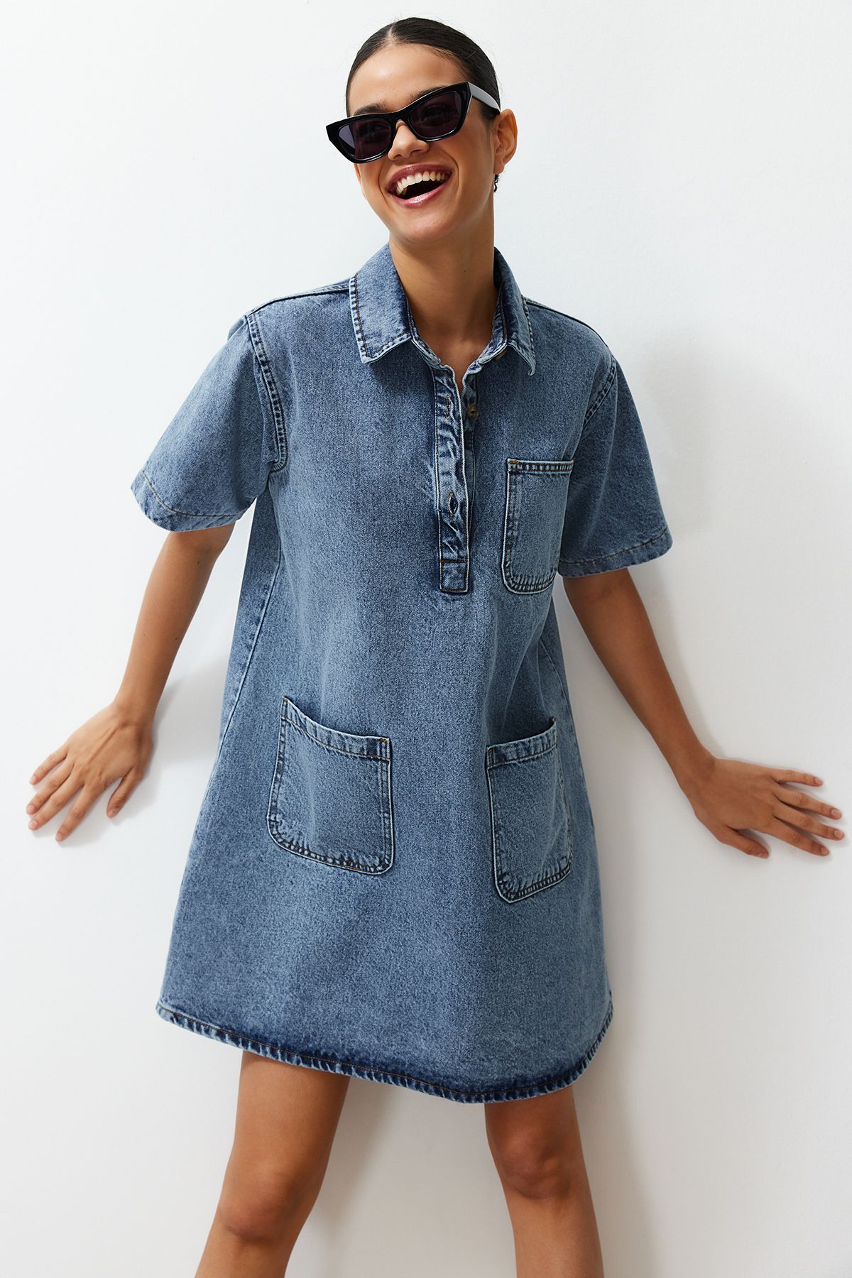 Trendyol Collection-Rochie cămașă mini denim supradimensionată cu buzunar albastru TWOSS22EL3022 3