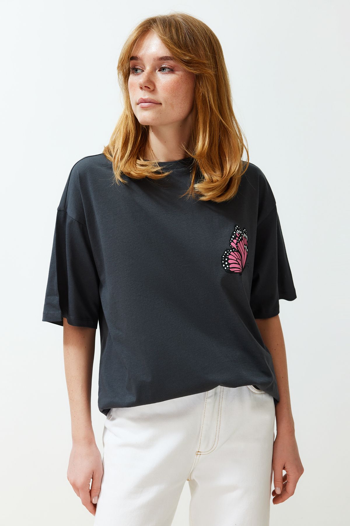 Trendyol Collection-Antracitové přední a zadní potištěné oversize/široký střih Pletené tričko s výstřihem TWOSS24TS00119 3