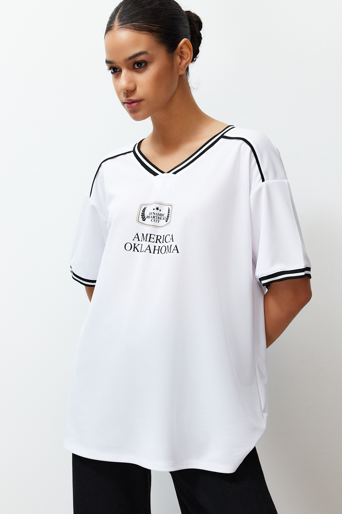 Trendyolmilla  Beyaz Slogan Baskılı Forma Oversize/Geniş Kesim V Yaka Örme T-Shirt TWOSS24TS00112