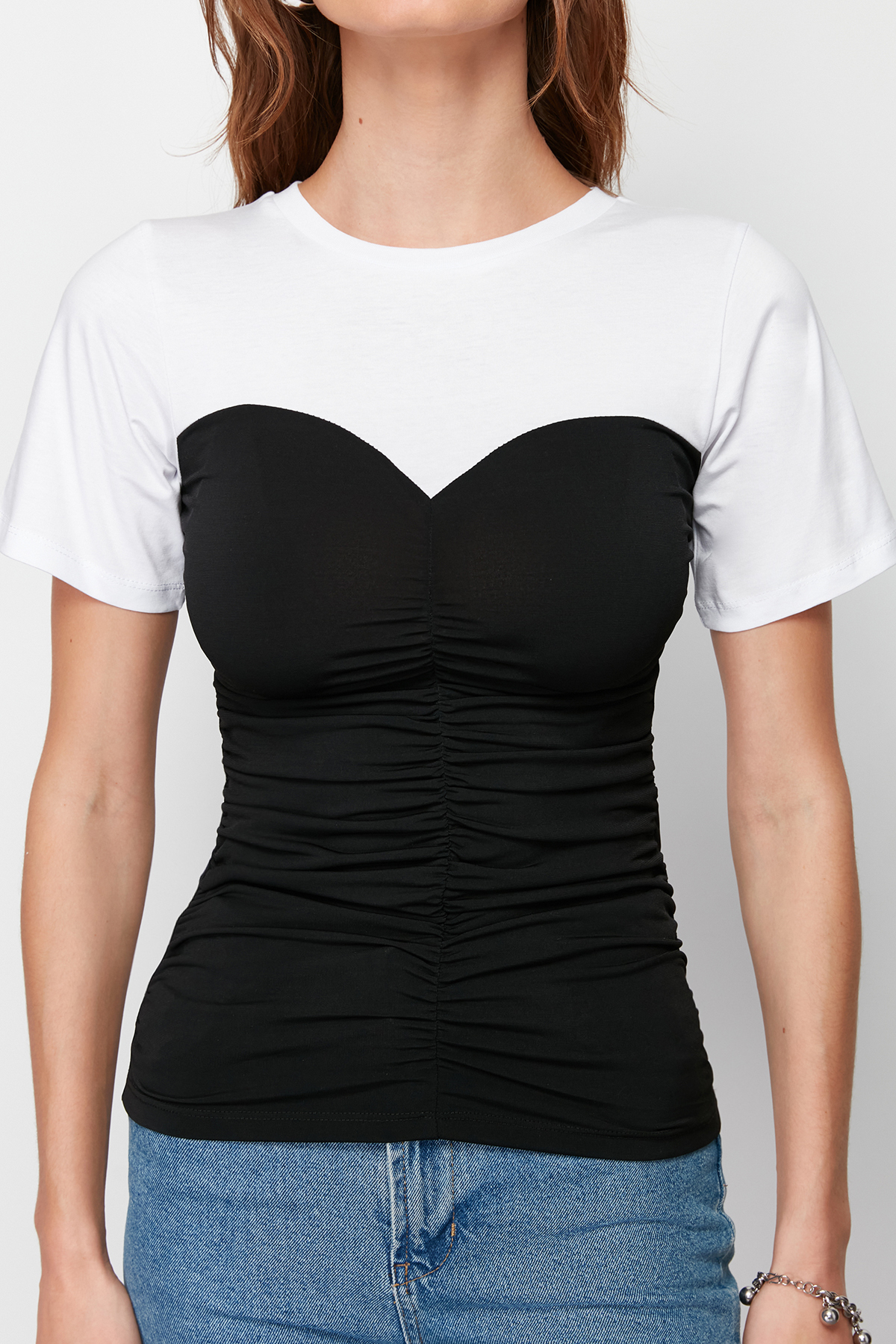 Trendyolmilla  Renk Bloklu Fitted/Vücuda Oturan Büzgü Detaylı Kısa Kollu Esnek Örme Bluz TWOSS24BZ00421 - Görsel 4