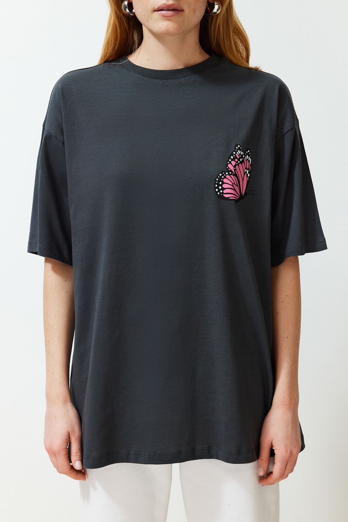 Trendyol Collection-Antracitové přední a zadní potištěné oversize/široký střih Pletené tričko s výstřihem TWOSS24TS00119 5