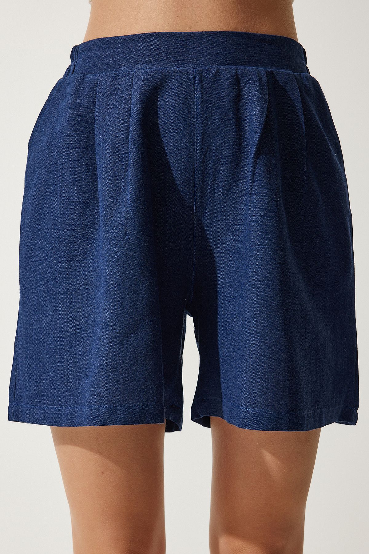 Happiness İstanbul-Pantaloni scurți de in țesut cu buzunare bleumarin pentru femei MC00276 6