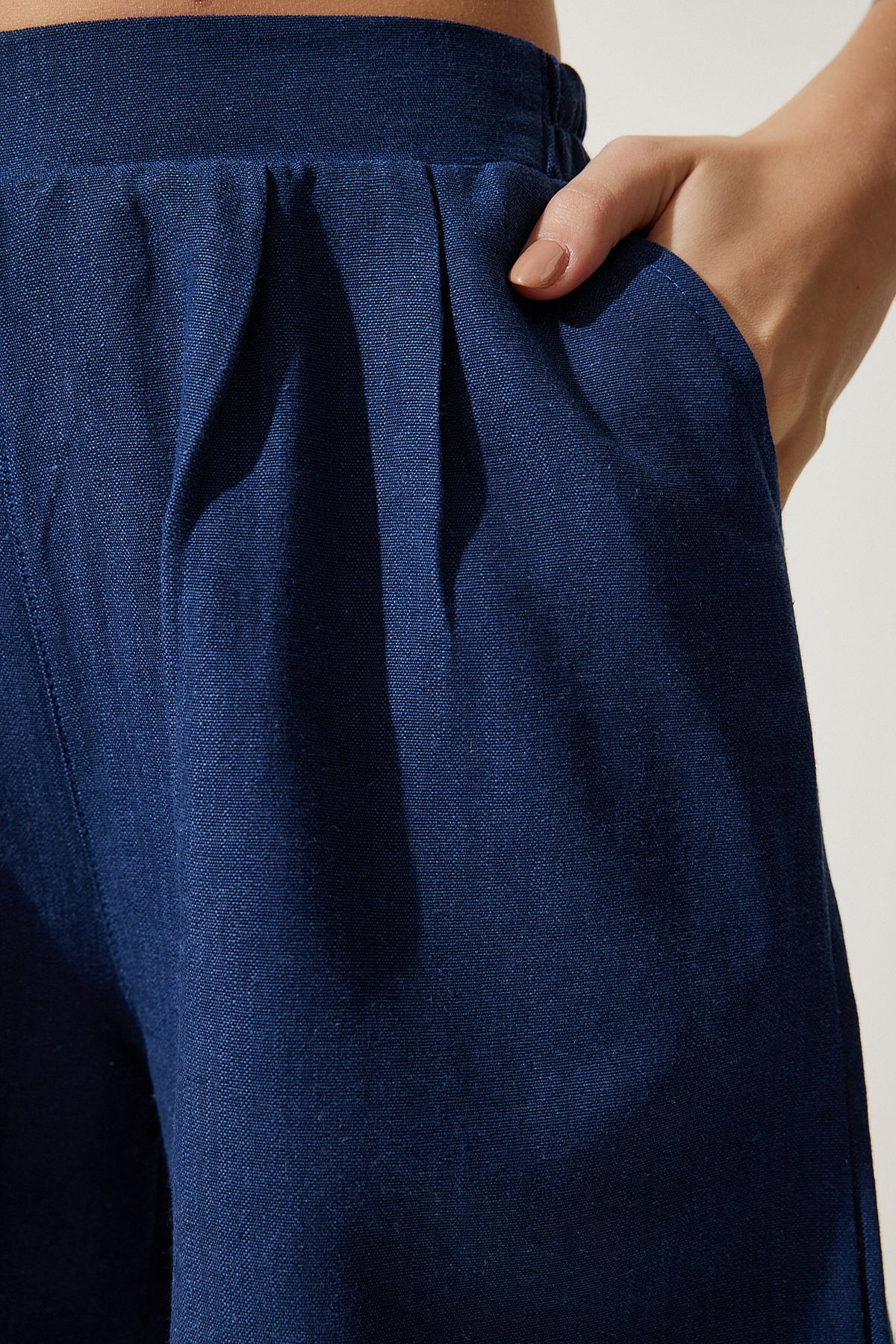 Happiness İstanbul-Pantaloni scurți de in țesut cu buzunare bleumarin pentru femei MC00276 7