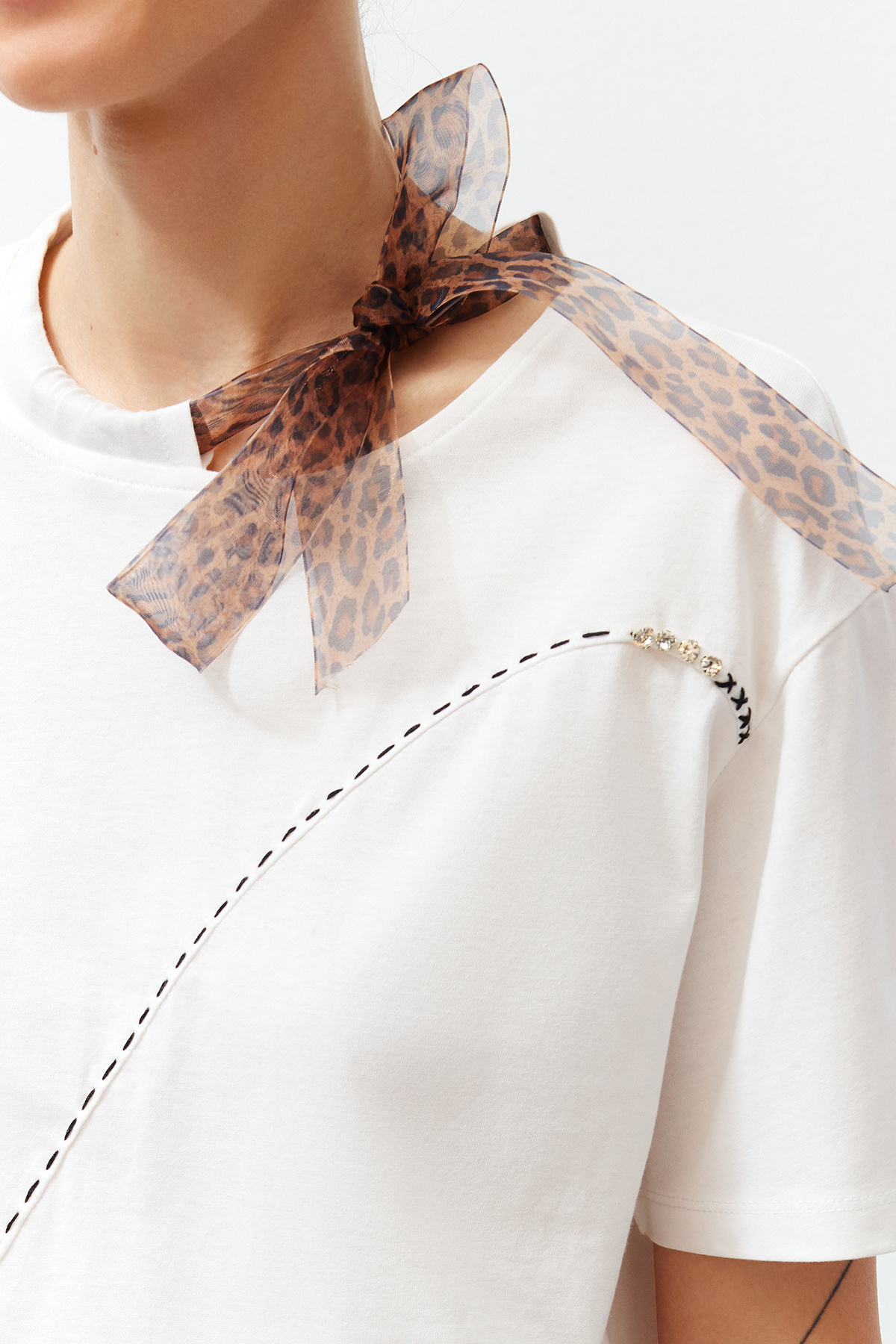 Trendyolmilla  Beyaz Kalın Pamuklu Leopar Boyundan Bağlamalı Detaylı Örme T-Shirt TEDSS24TS00001 - Görsel 7