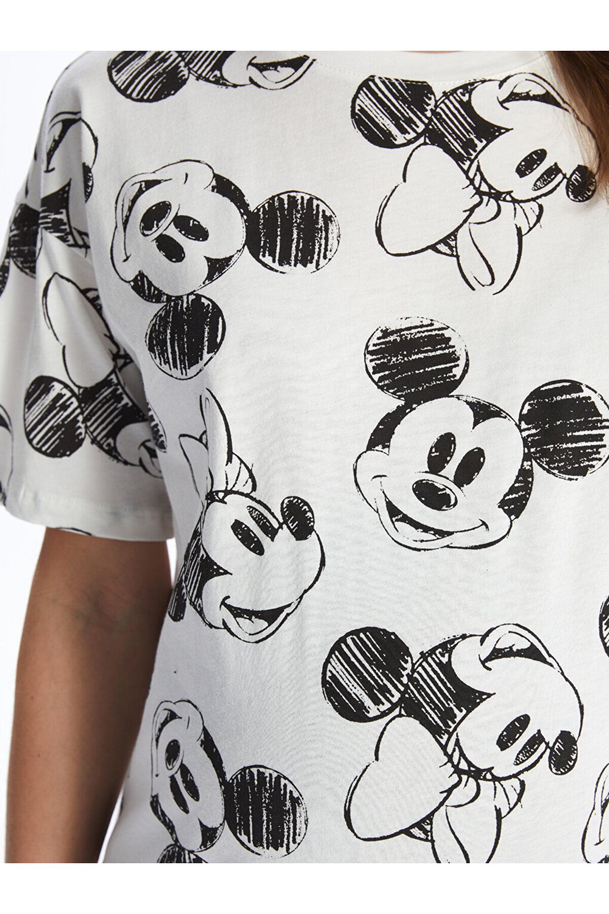 LC Waikiki-Übergroßes, kurzärmeliges Umstands-T-Shirt mit Rundhalsausschnitt und Micky-Maus-Aufdruck 4