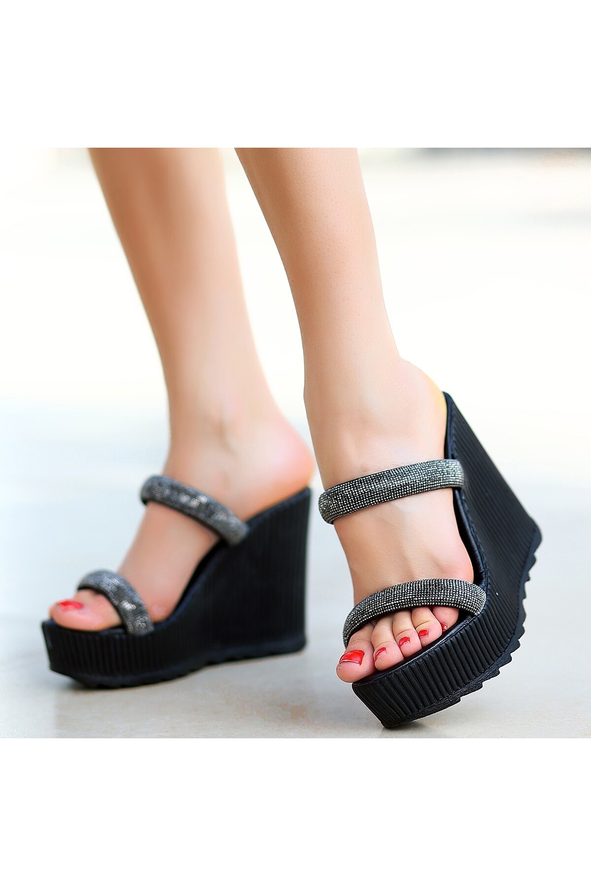 Ivana Siyah Boncuk Işlemeli Dolgu Topuk Terlik