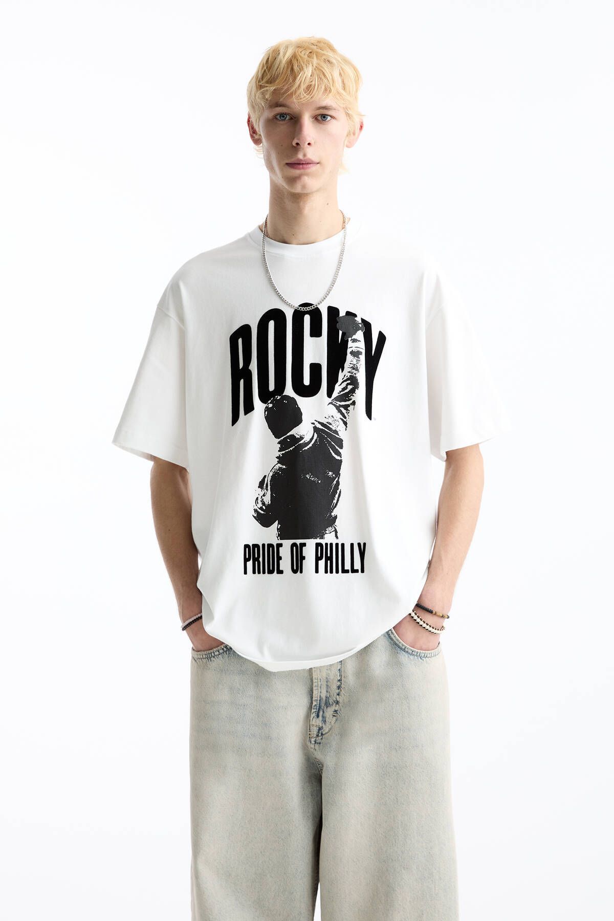 Pull & Bear تی شرت Rocky Balboa با آستین کوتاه سفید