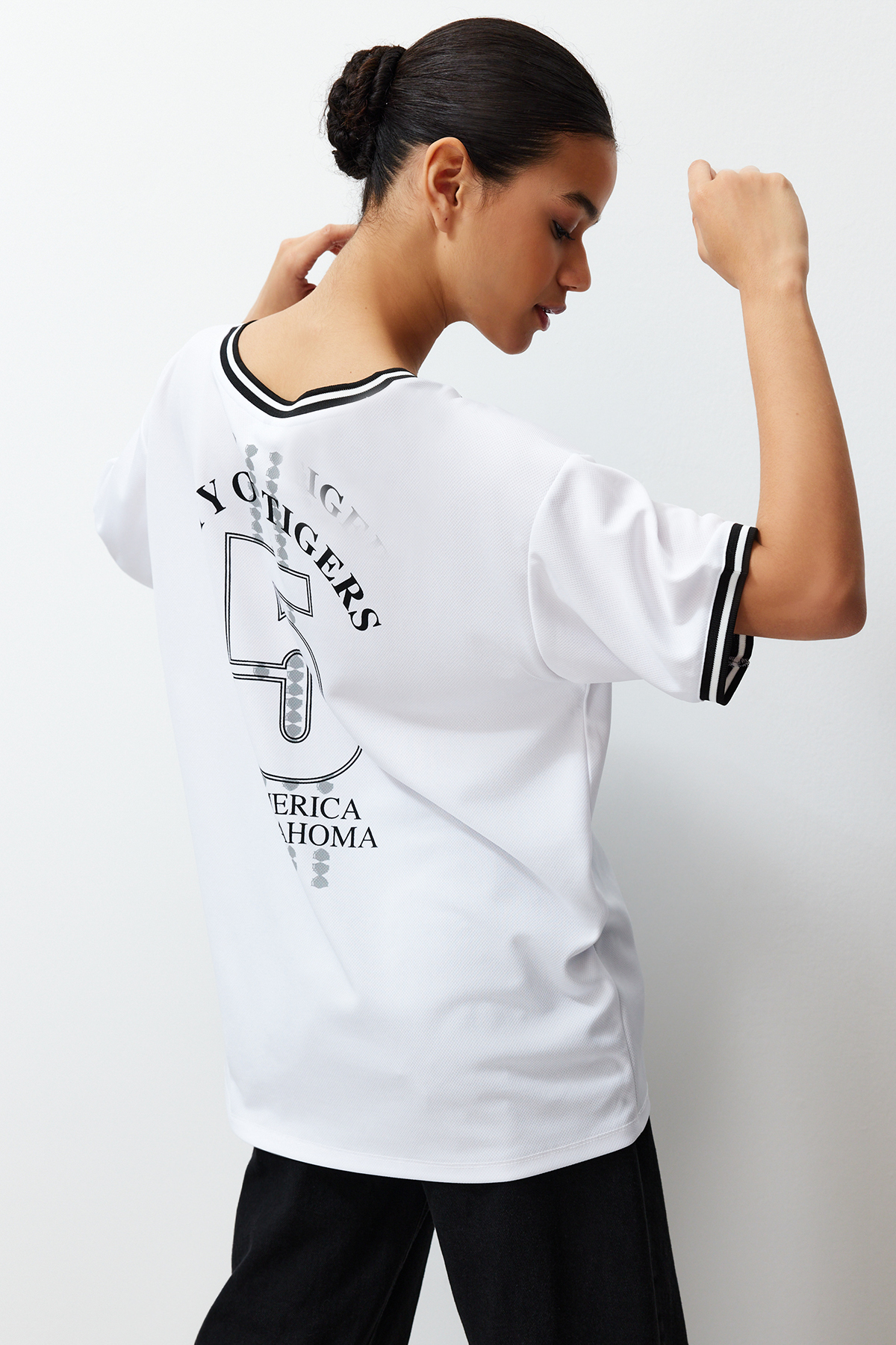 Trendyolmilla  Beyaz Slogan Baskılı Forma Oversize/Geniş Kesim V Yaka Örme T-Shirt TWOSS24TS00112 - Görsel 4