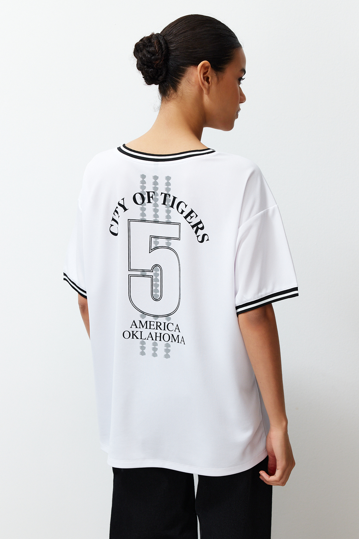 Trendyolmilla  Beyaz Slogan Baskılı Forma Oversize/Geniş Kesim V Yaka Örme T-Shirt TWOSS24TS00112 - Görsel 7