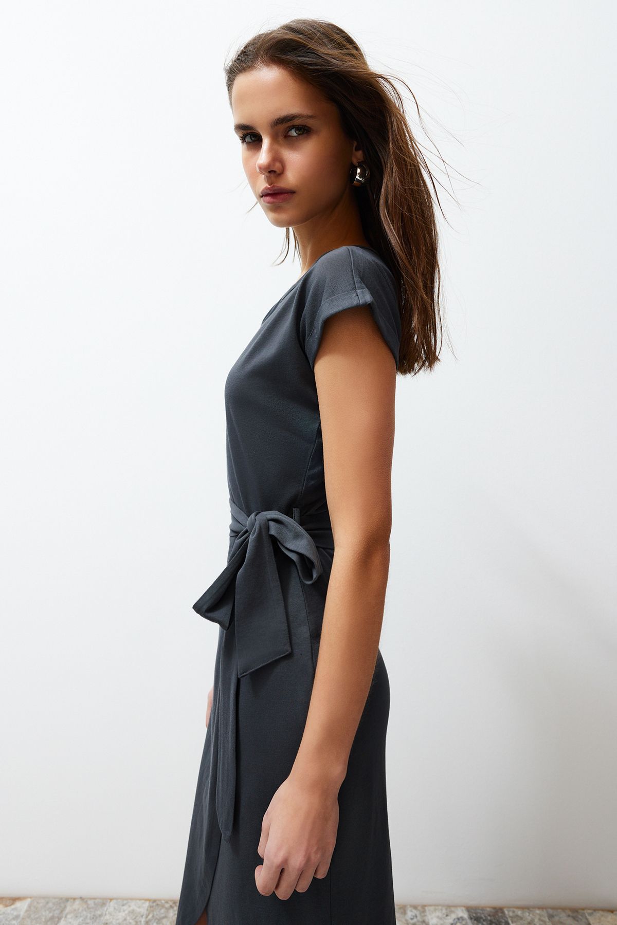 Trendyol Collection-Anthrazitfarbenes Midi-Strick-Maxikleid aus 100 % Baumwolle mit zweireihigem Verschluss und Gürtel, TWOSS24EL00118 3