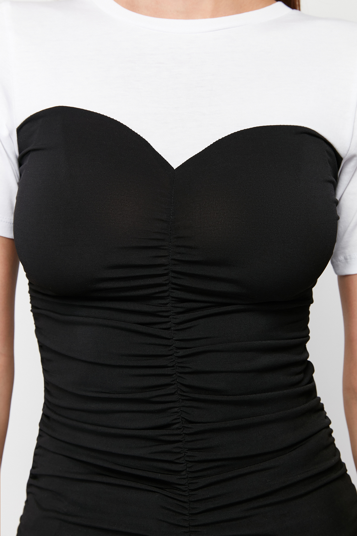 Trendyolmilla  Renk Bloklu Fitted/Vücuda Oturan Büzgü Detaylı Kısa Kollu Esnek Örme Bluz TWOSS24BZ00421 - Görsel 5