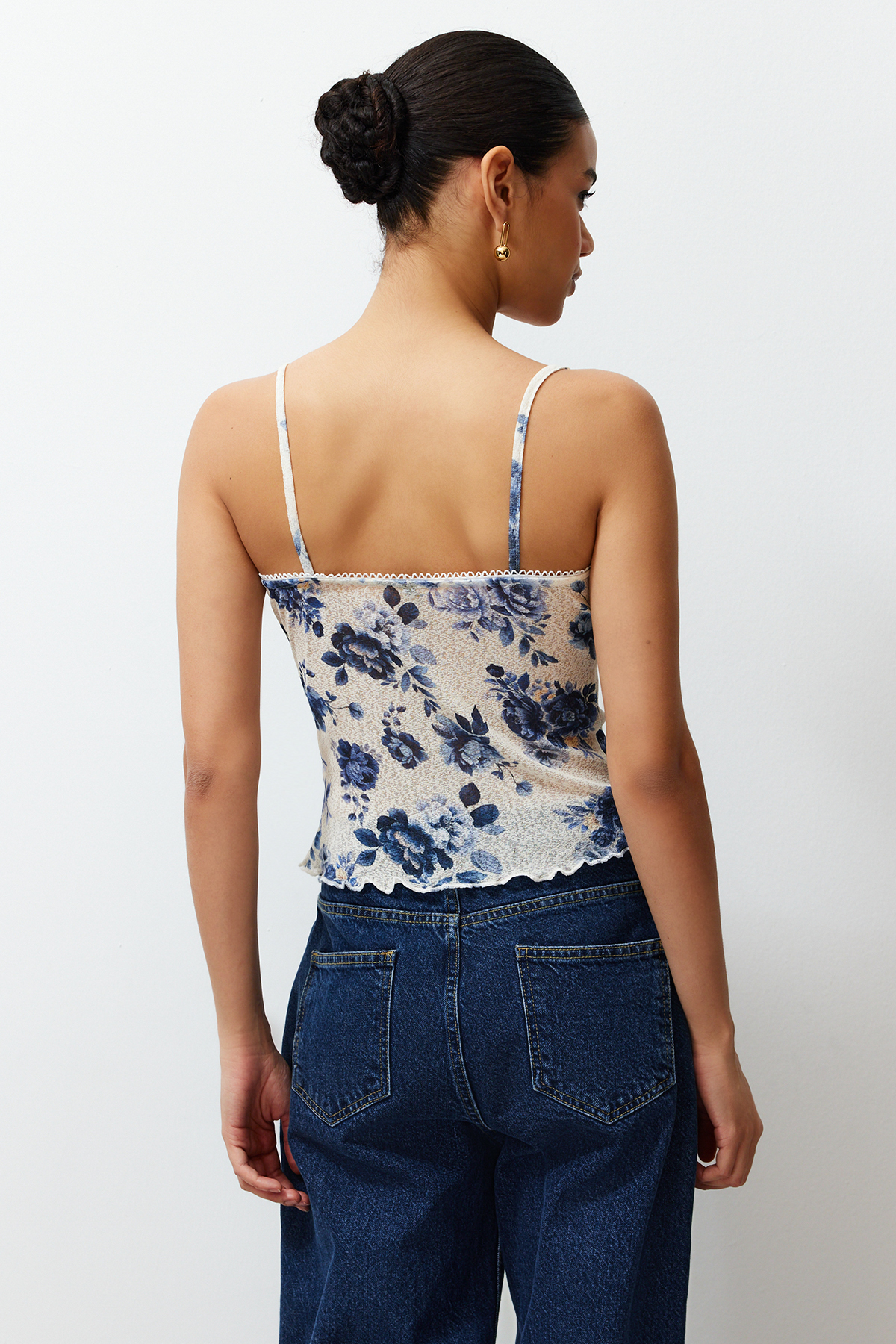 Trendyolmilla  Mavi Çiçek Baskılı Ayarlanabilir Askılı Dokulu Askılı Esnek Örme Bluz TWOSS24BZ00425 - Görsel 6