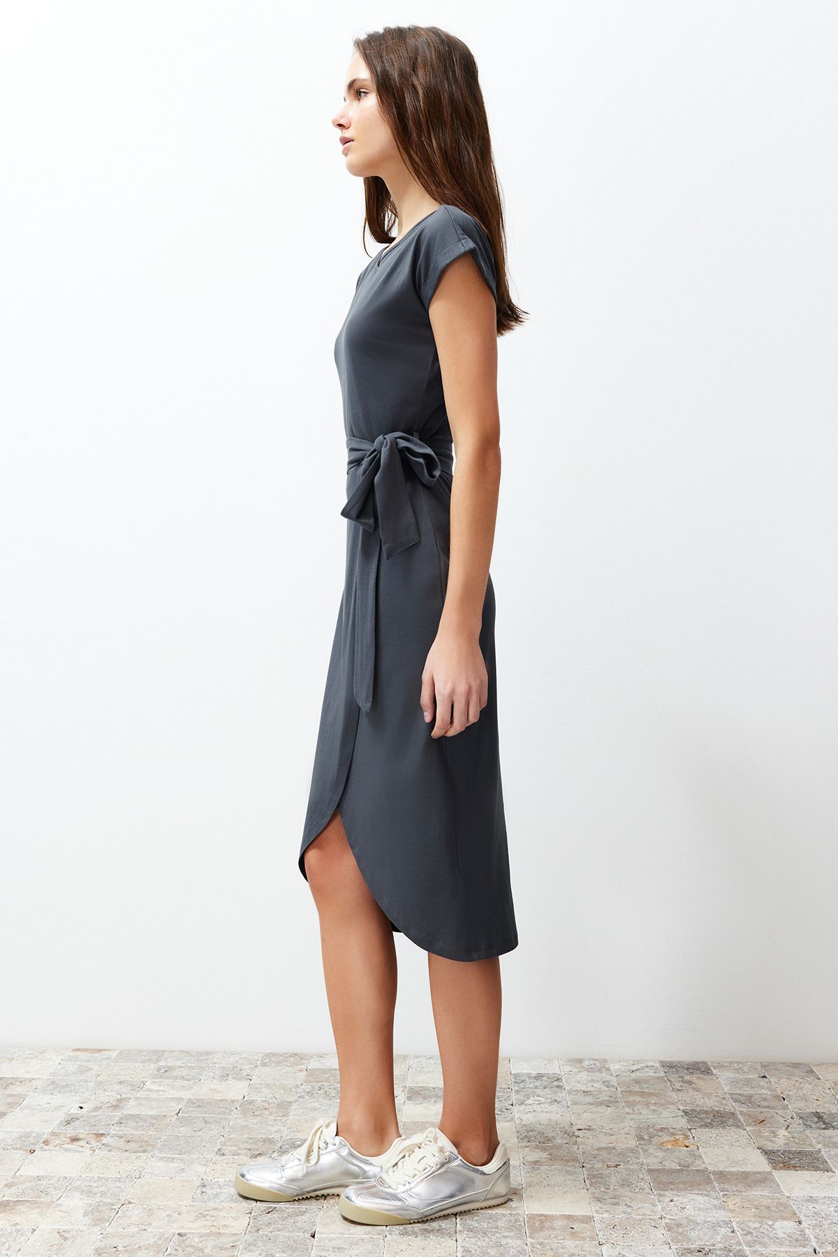 Trendyol Collection-Anthrazitfarbenes Midi-Strick-Maxikleid aus 100 % Baumwolle mit zweireihigem Verschluss und Gürtel, TWOSS24EL00118 2