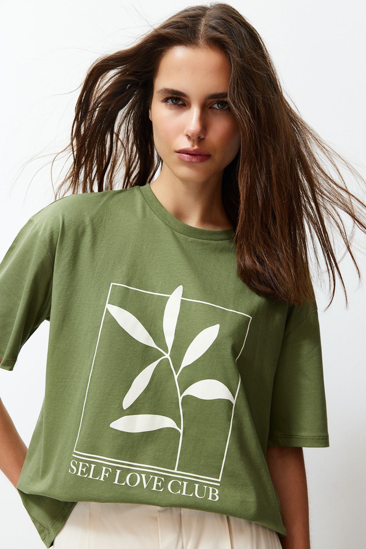 Trendyol Collection Khakifarbenes, 100 % Baumwolle bedrucktes, entspanntes/weites, entspannt geschnittenes Strick-T-Shirt mit Rundhalsausschnitt TWOSS23TS00267