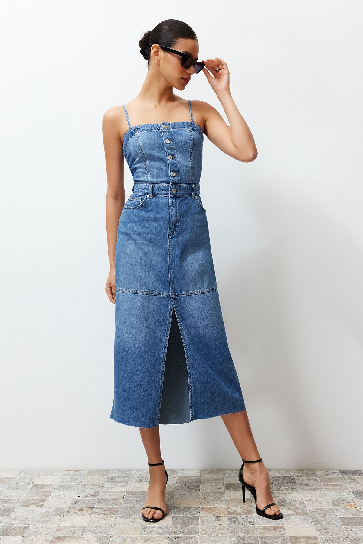 Trendyol Collection-Rochie maxi din denim cu bretele cu cusături cu fante albastre TWOSS24EL00544 2