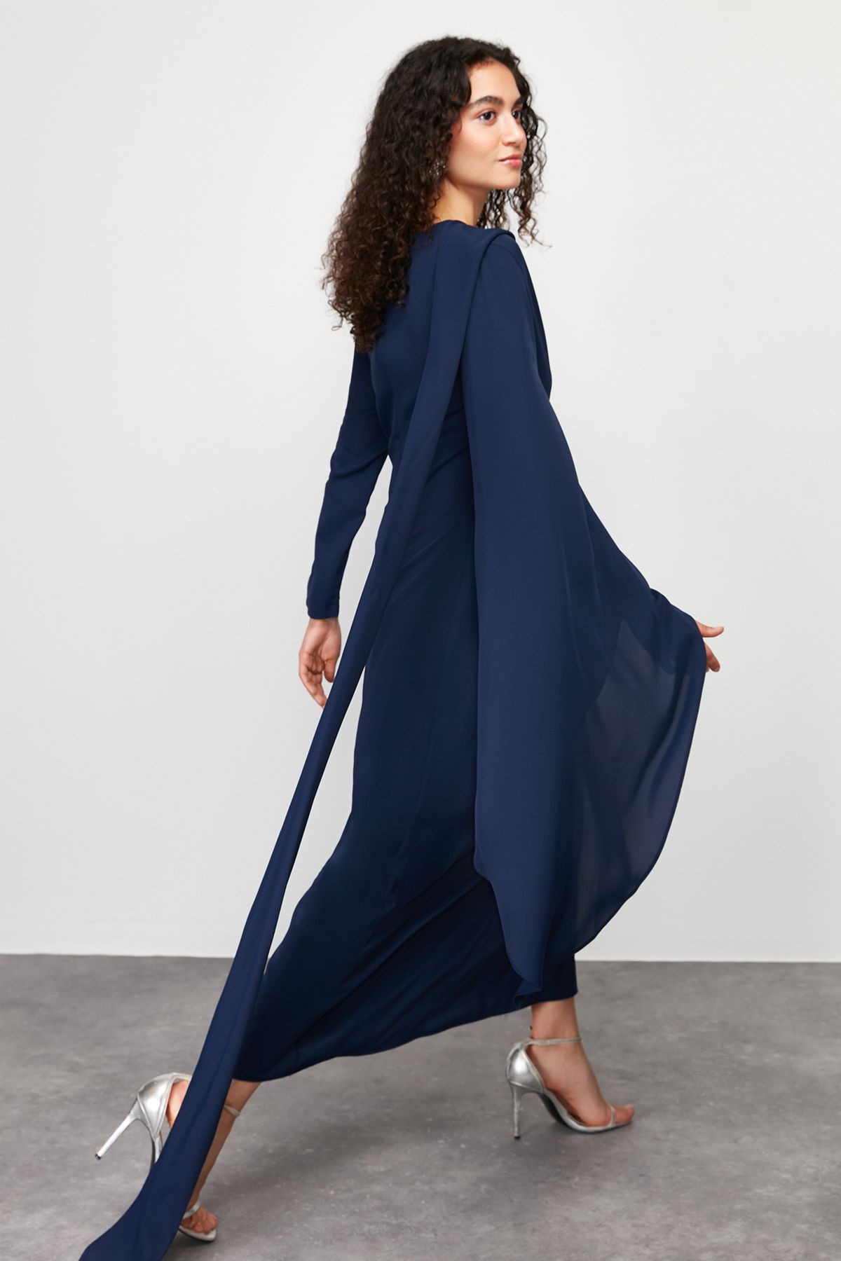 Trendyol Modest-Marineblaues, ungefüttertes Abendkleid mit Wickeldetail TCTSS24DB00036 3