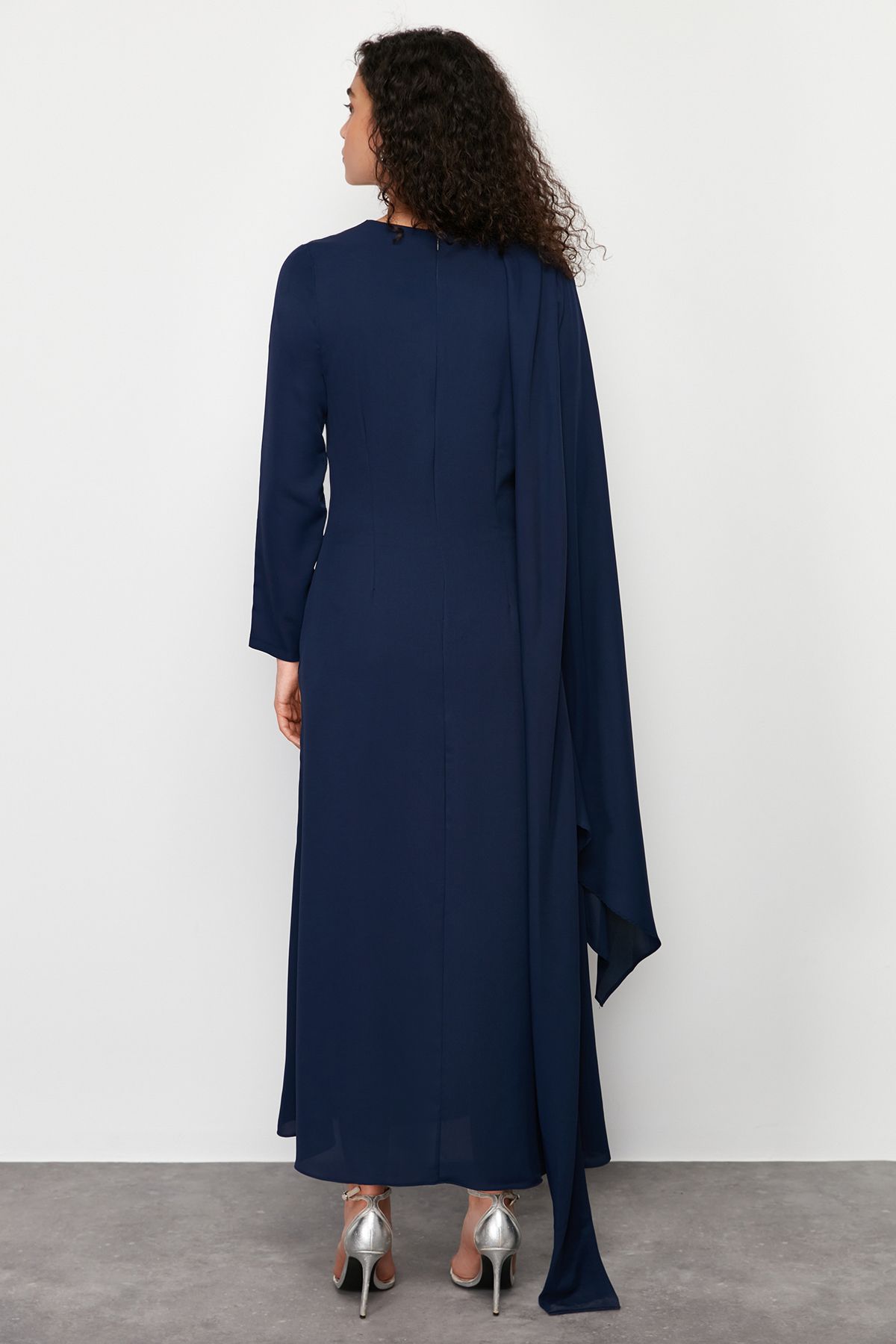Trendyol Modest-Marineblaues, ungefüttertes Abendkleid mit Wickeldetail TCTSS24DB00036 6