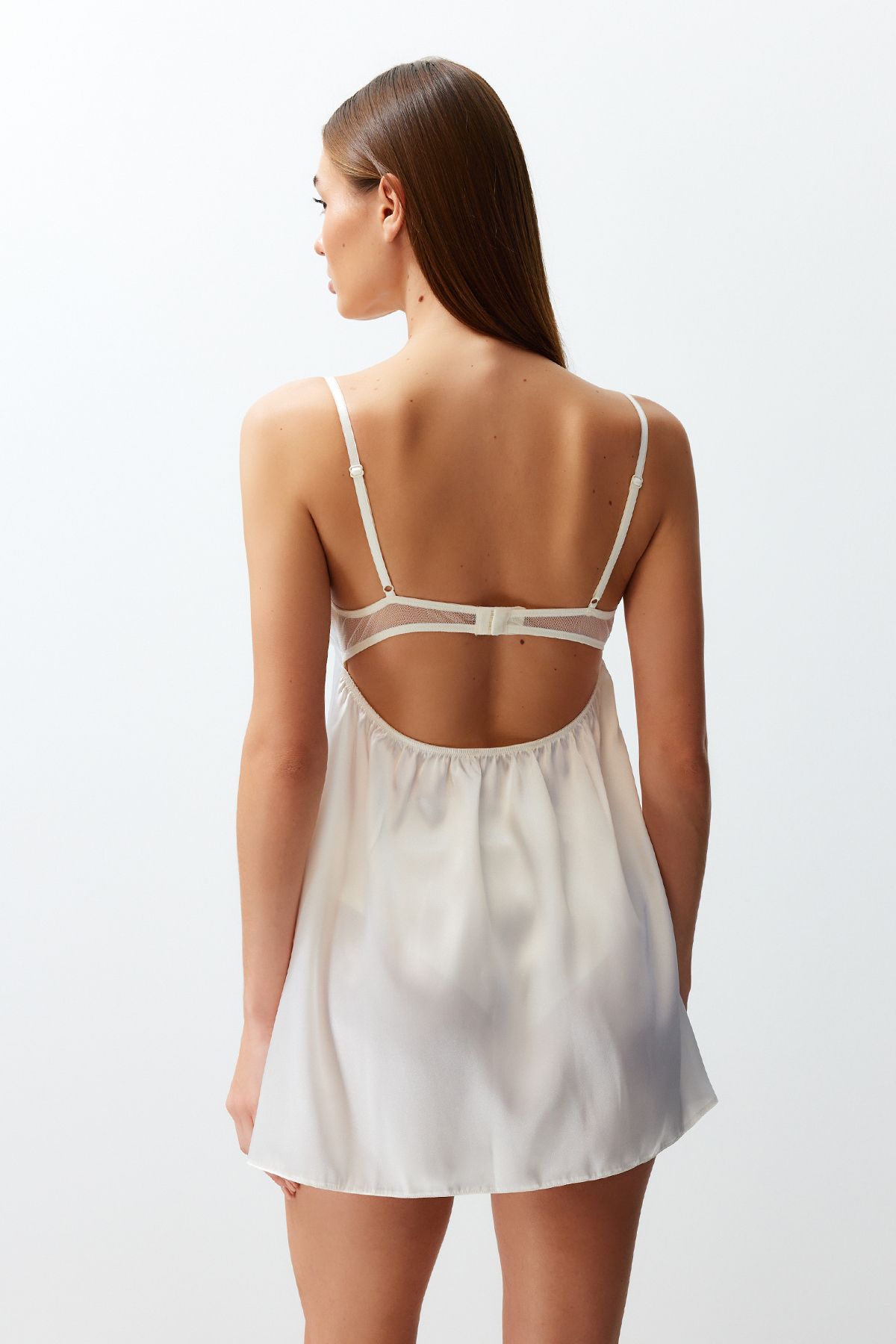 Trendyol Collection-Ausgefallenes Nachthemd aus weißem Satin mit Spitze und Seilträgern THMSS24LL00005 5