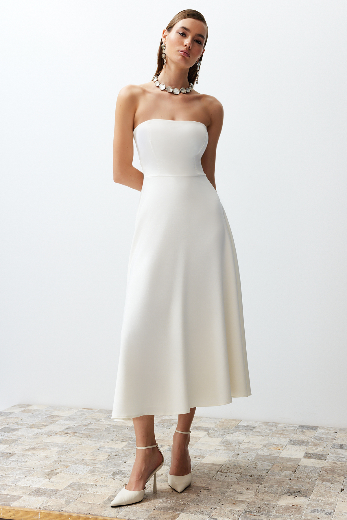 Trendyolmilla  Bridal Beyaz A-Kesim Straplez Dokuma Düğün/Nikah Abiye Elbise TPRSS24EL00139 - Görsel 4