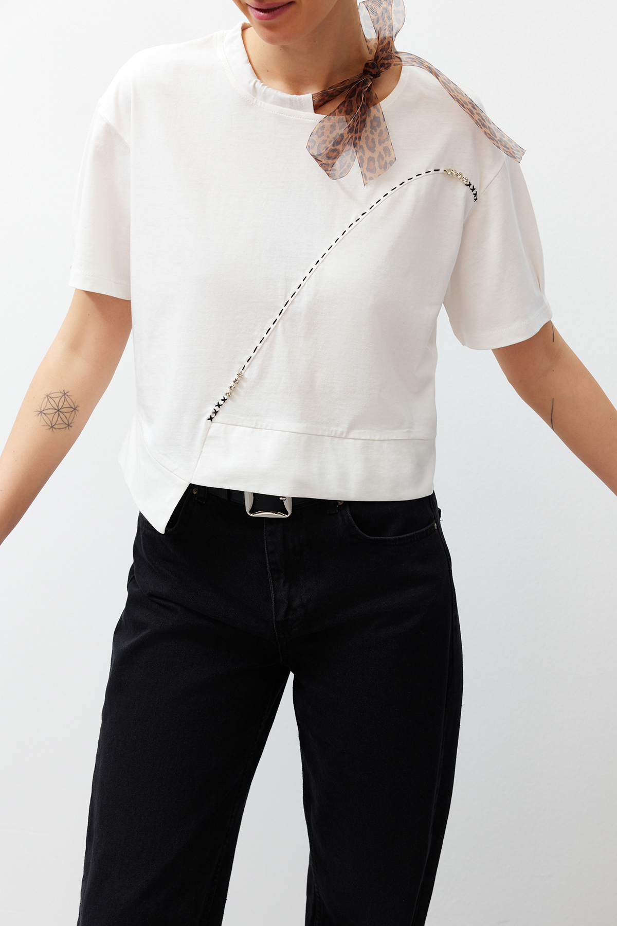 Trendyolmilla  Beyaz Kalın Pamuklu Leopar Boyundan Bağlamalı Detaylı Örme T-Shirt TEDSS24TS00001 - Görsel 5