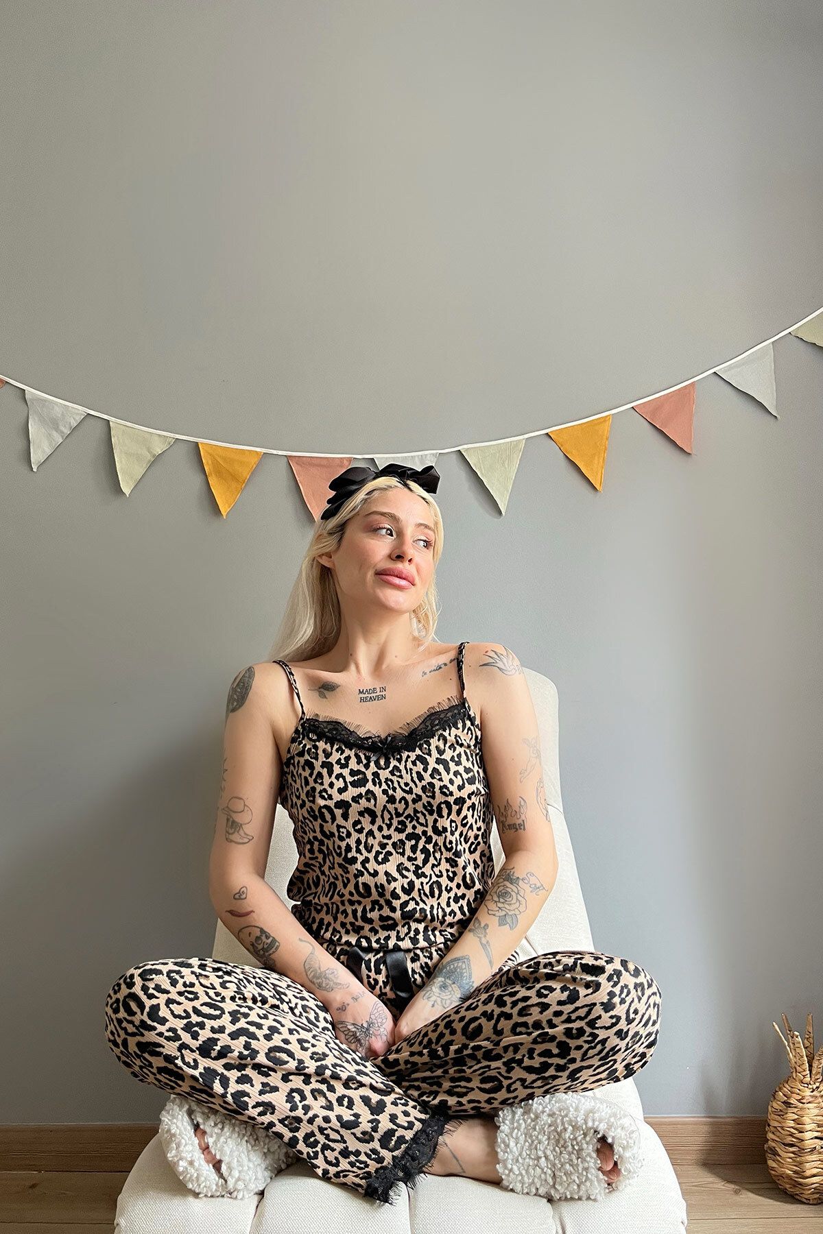 Pijamaevi-Gestricktes Damen-Pyjama-Set mit braunem Leopardenmuster und Spitzenband 4