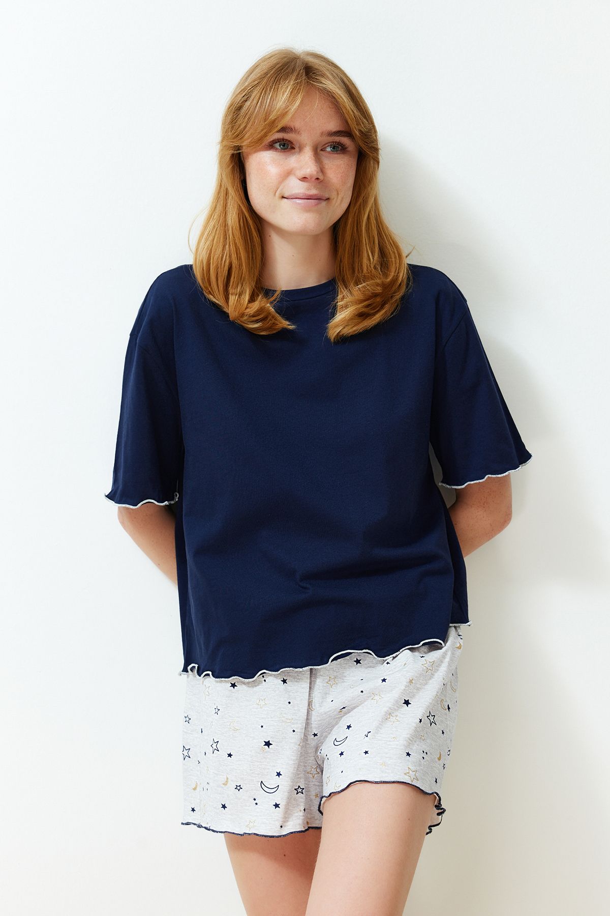 Trendyol Collection Pletená pyžamová souprava Galaxy Patterned Navy Blue - THMSS24PT00203