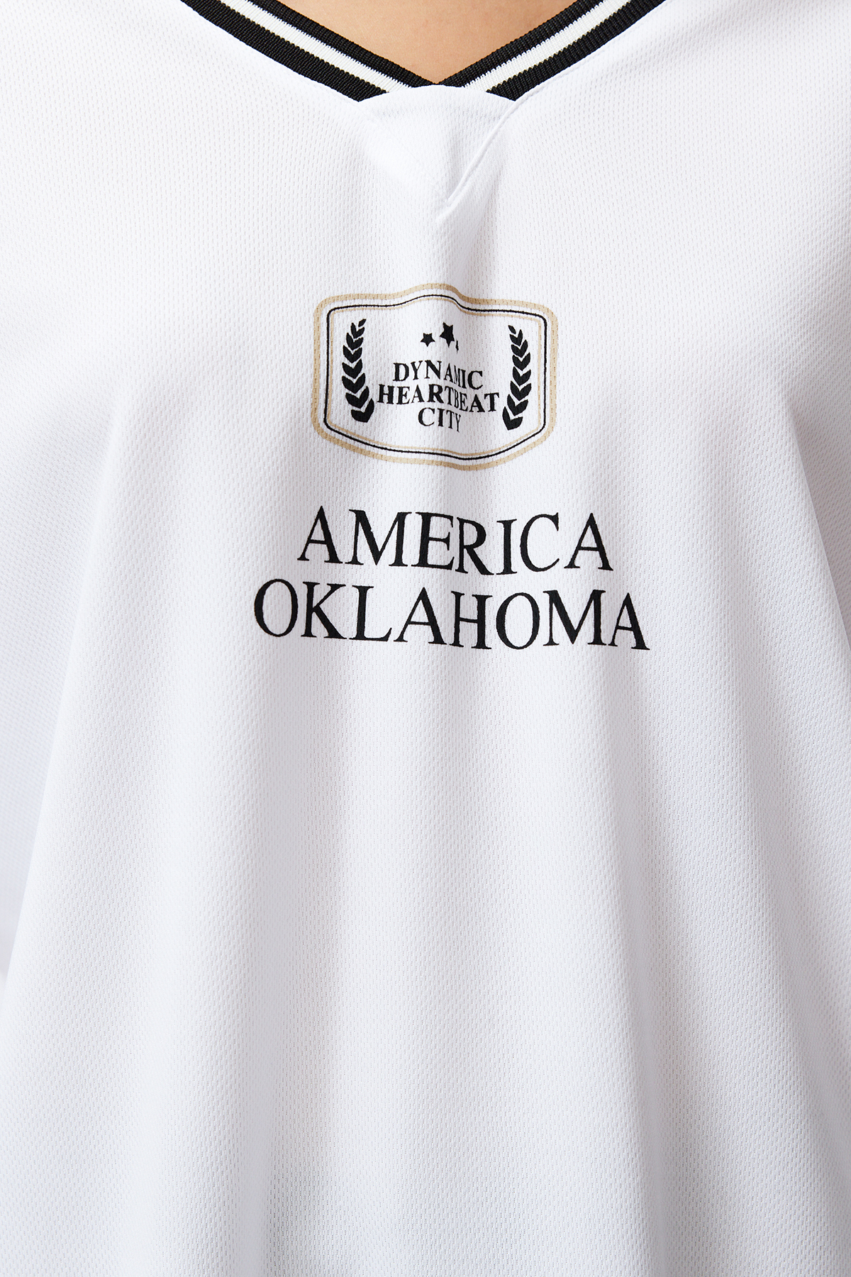 Trendyolmilla  Beyaz Slogan Baskılı Forma Oversize/Geniş Kesim V Yaka Örme T-Shirt TWOSS24TS00112 - Görsel 6