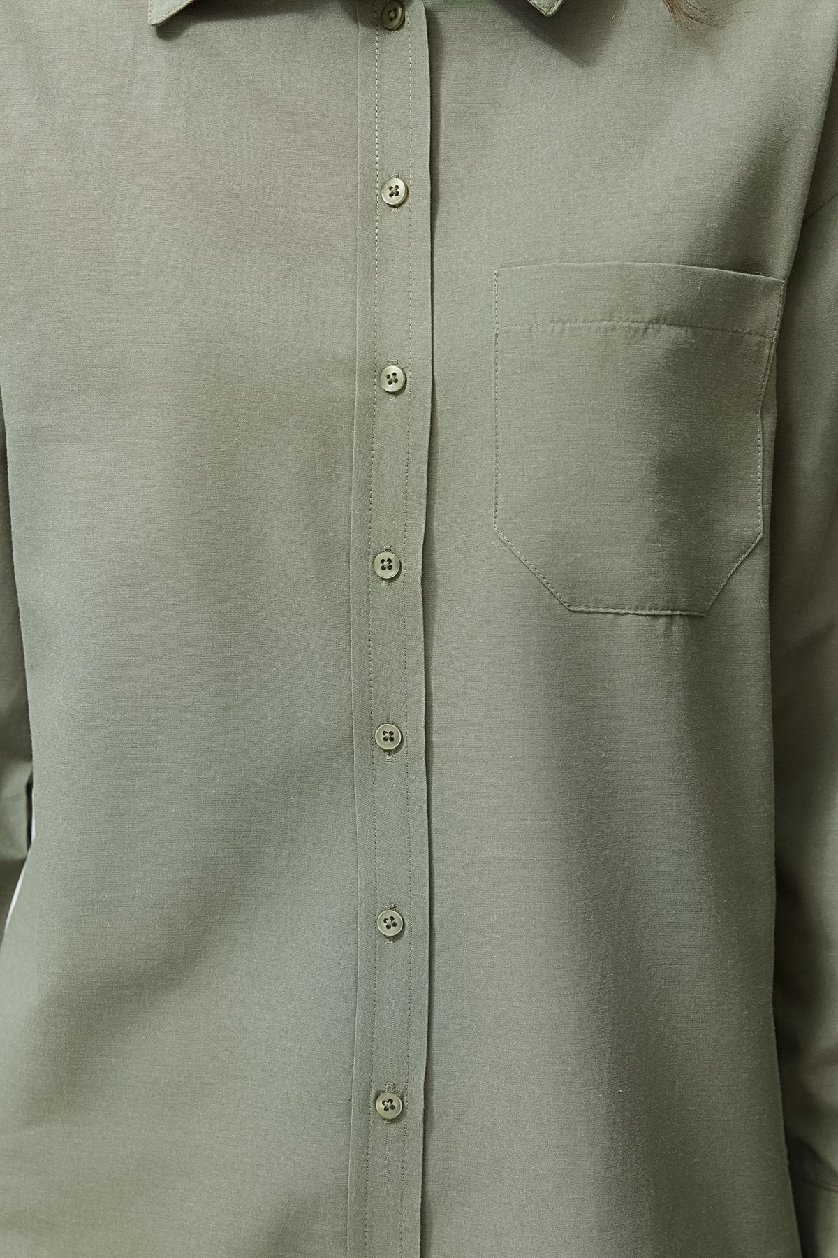 Trendyol Collection-Sötét khaki egyzsebű Boyfriend szőtt pamut ing TWOAW20GO0115 5