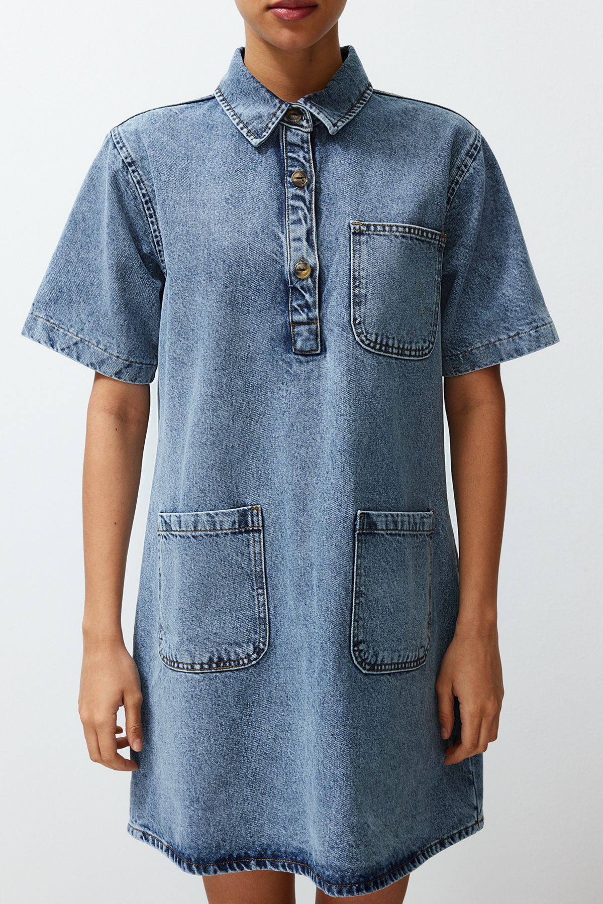 Trendyol Collection-Rochie cămașă mini denim supradimensionată cu buzunar albastru TWOSS22EL3022 4