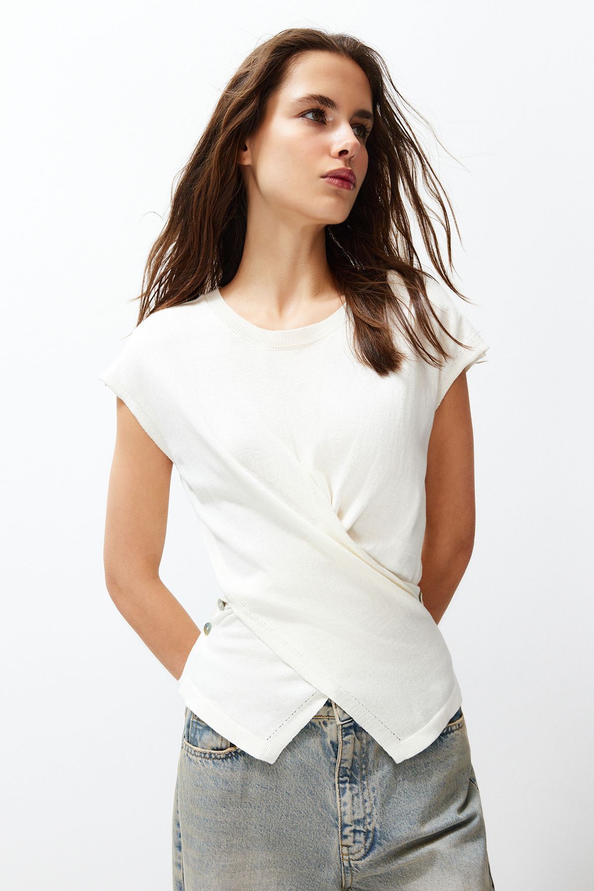 Trendyol Collection Bluzka z bawełny w kolorze ecru o wyglądzie T-shirtu TWOSS24BZ00266