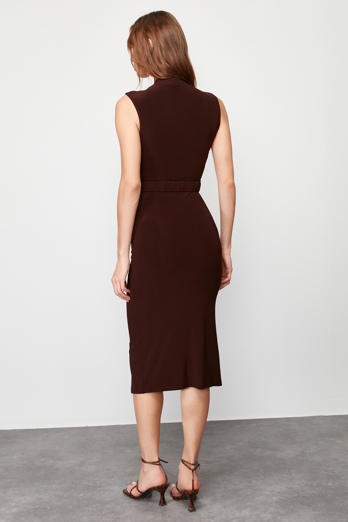 Trendyolmilla  Koyu Kahverengi Vücuda Oturan Drape Detaylı Kemerli Midi Esnek Örme Kalem Elbise TWOSS22EL0756 - Görsel 6