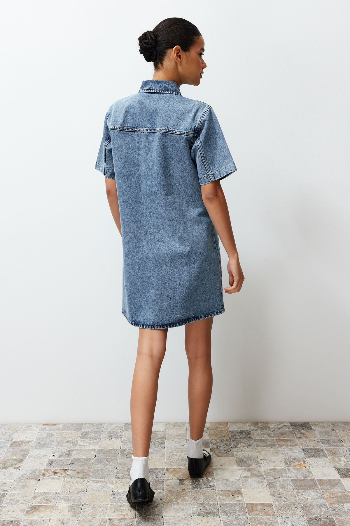 Trendyol Collection-Rochie cămașă mini denim supradimensionată cu buzunar albastru TWOSS22EL3022 6
