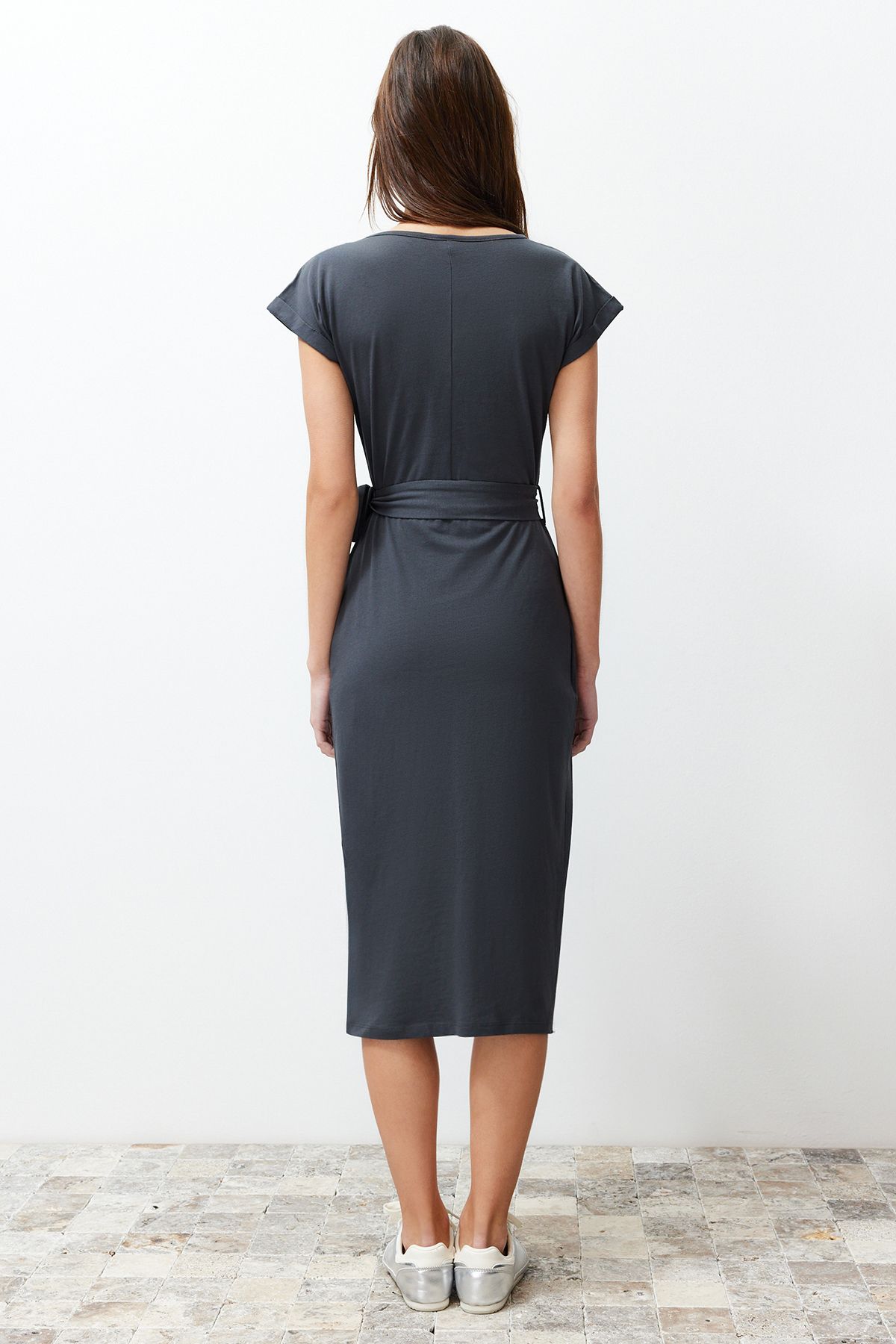Trendyol Collection-Anthrazitfarbenes Midi-Strick-Maxikleid aus 100 % Baumwolle mit zweireihigem Verschluss und Gürtel, TWOSS24EL00118 6