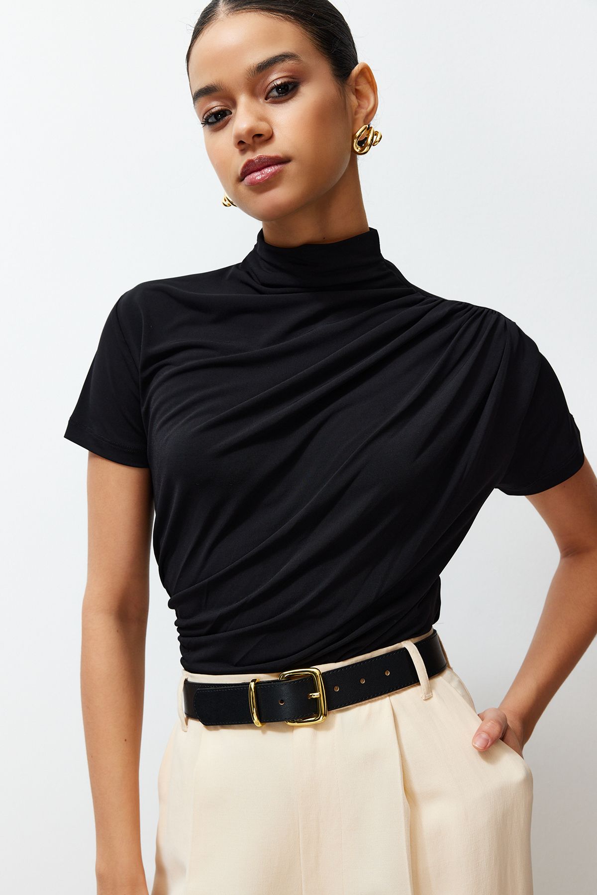 Trendyol Collection-Dehnbare gestrickte schwarze Bluse – kurze Ärmel, Stehkragen, drapierte Details – figurbetont TWOSS24BZ00426 3
