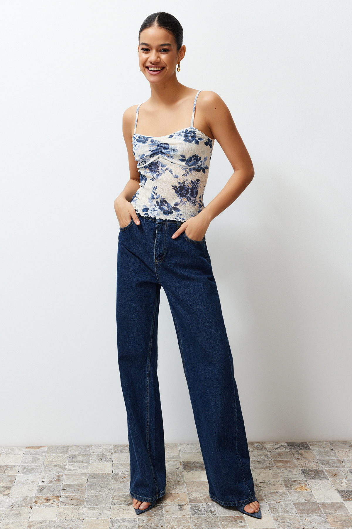 Trendyolmilla  Mavi Çiçek Baskılı Ayarlanabilir Askılı Dokulu Askılı Esnek Örme Bluz TWOSS24BZ00425 - Görsel 3