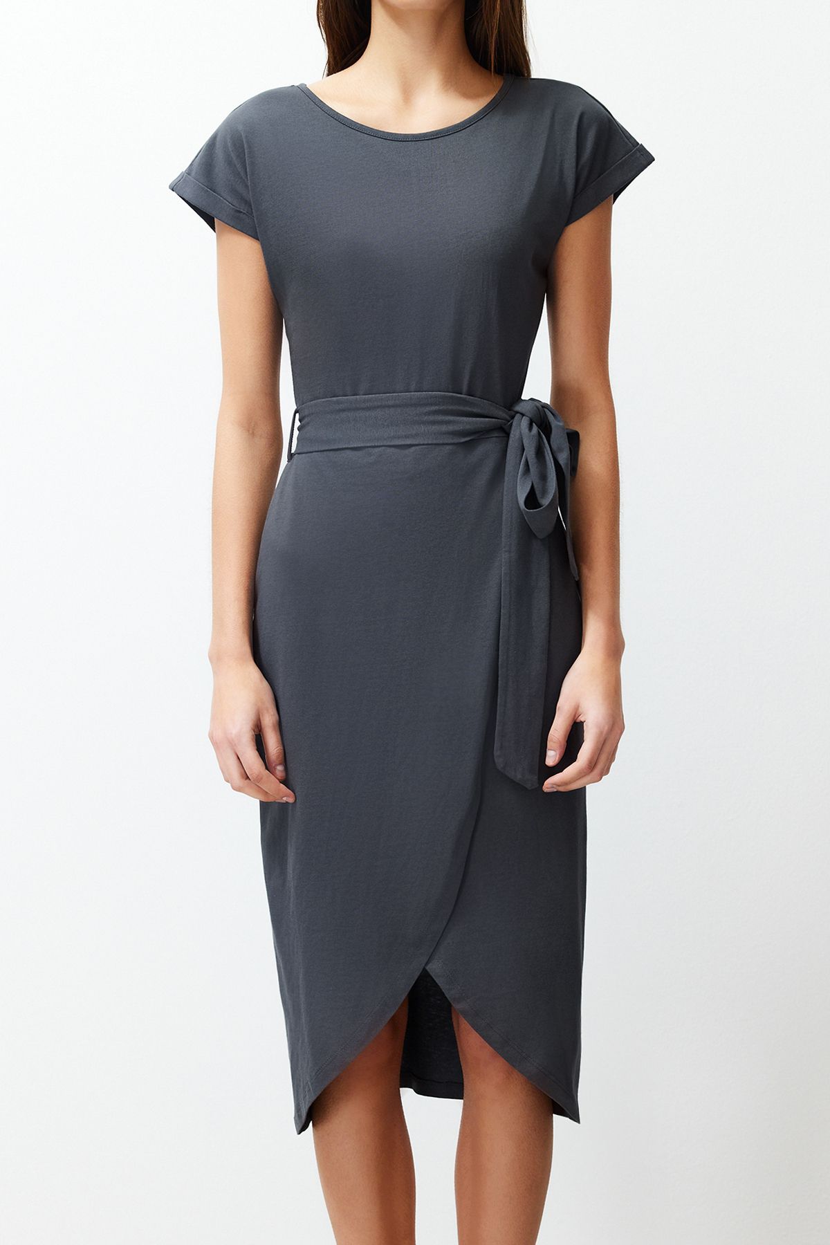 Trendyol Collection-Anthrazitfarbenes Midi-Strick-Maxikleid aus 100 % Baumwolle mit zweireihigem Verschluss und Gürtel, TWOSS24EL00118 4