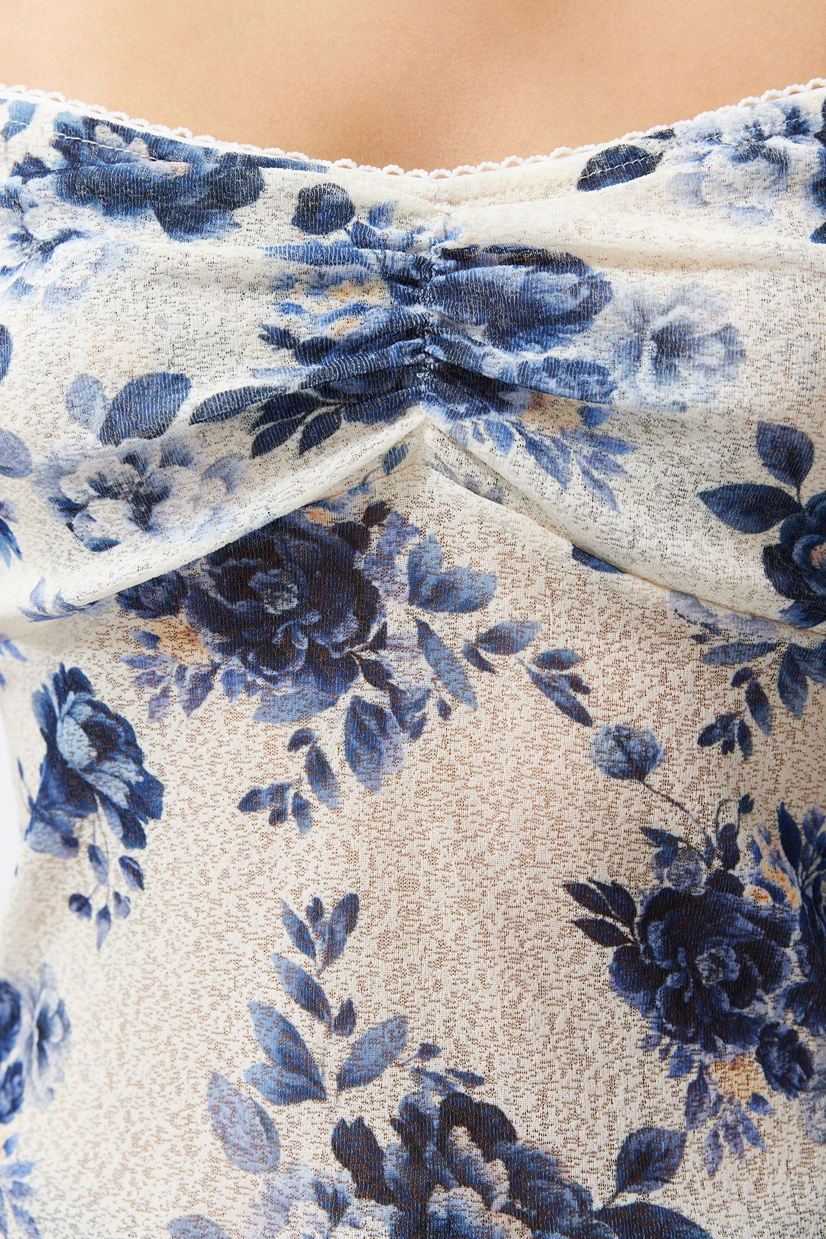 Trendyolmilla  Mavi Çiçek Baskılı Ayarlanabilir Askılı Dokulu Askılı Esnek Örme Bluz TWOSS24BZ00425 - Görsel 5