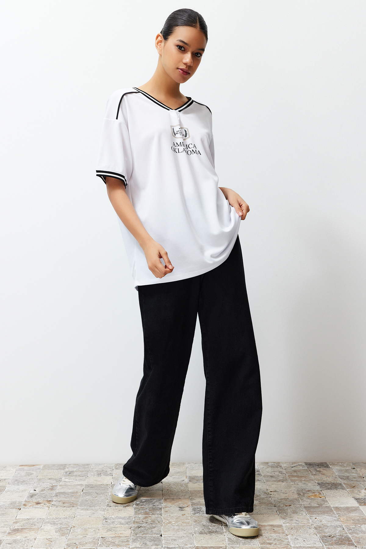 Trendyolmilla  Beyaz Slogan Baskılı Forma Oversize/Geniş Kesim V Yaka Örme T-Shirt TWOSS24TS00112 - Görsel 3