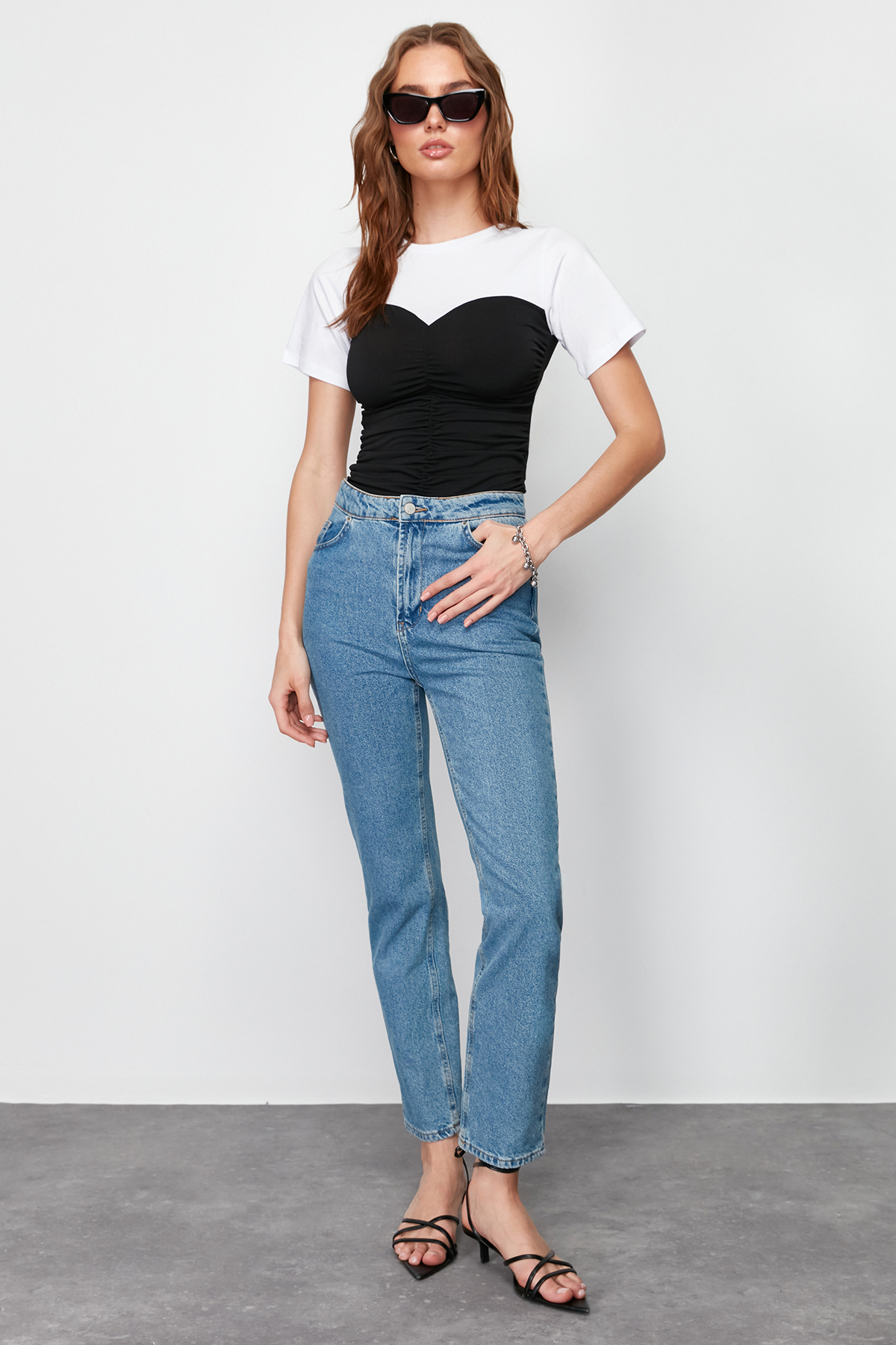 Trendyolmilla  Renk Bloklu Fitted/Vücuda Oturan Büzgü Detaylı Kısa Kollu Esnek Örme Bluz TWOSS24BZ00421 - Görsel 3