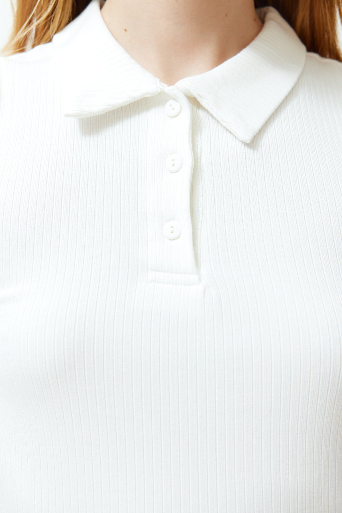 Trendyolmilla  Ekru Düğmeli Polo Yaka Sıfır Kol Fitilli Esnek Örme Bluz TWOSS24BZ00100 - Görsel 6