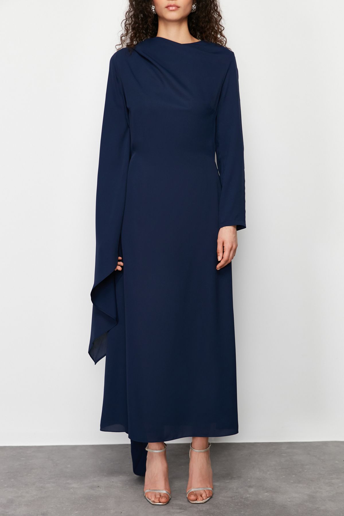 Trendyol Modest-Marineblaues, ungefüttertes Abendkleid mit Wickeldetail TCTSS24DB00036 4
