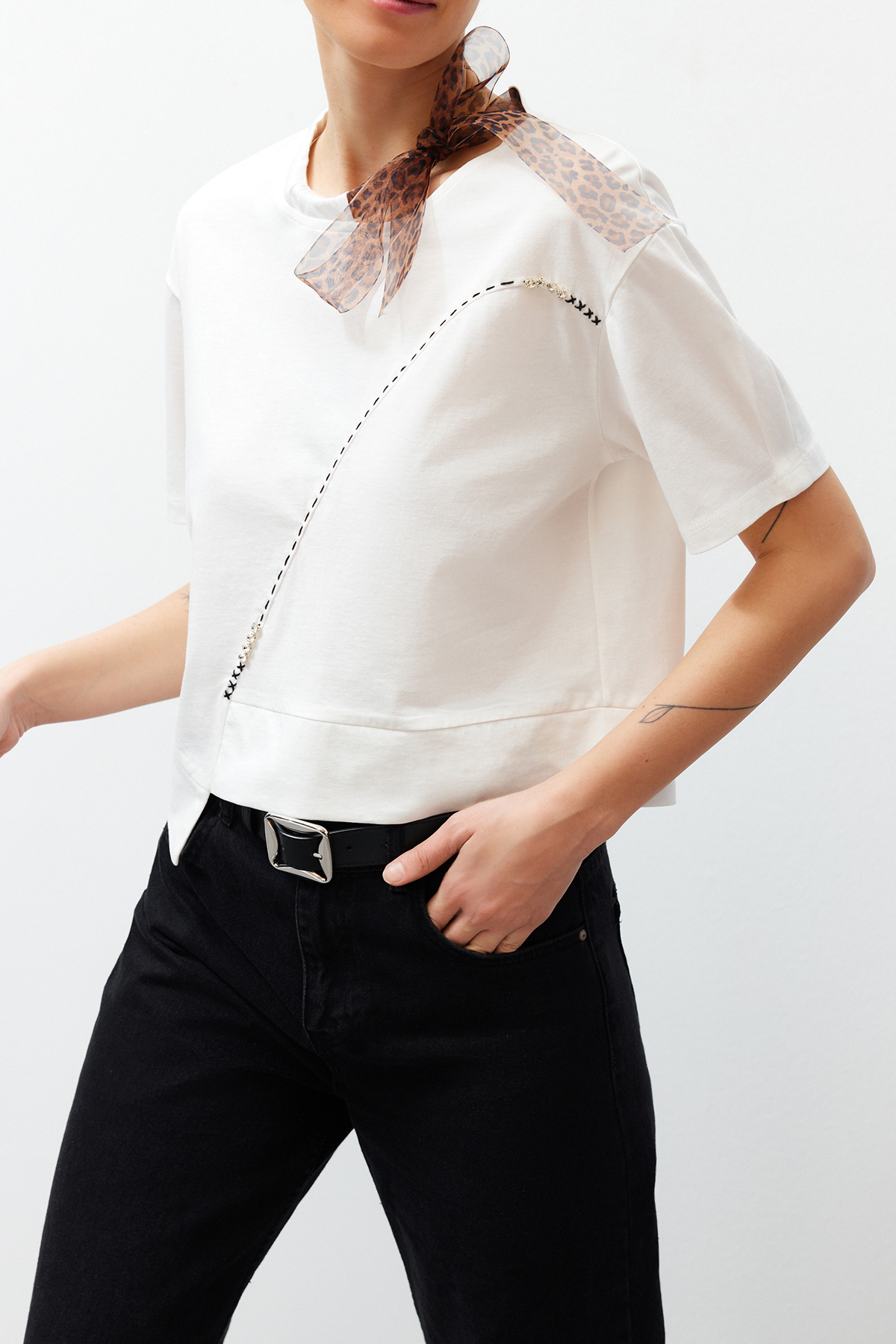 Trendyolmilla  Beyaz Kalın Pamuklu Leopar Boyundan Bağlamalı Detaylı Örme T-Shirt TEDSS24TS00001 - Görsel 6