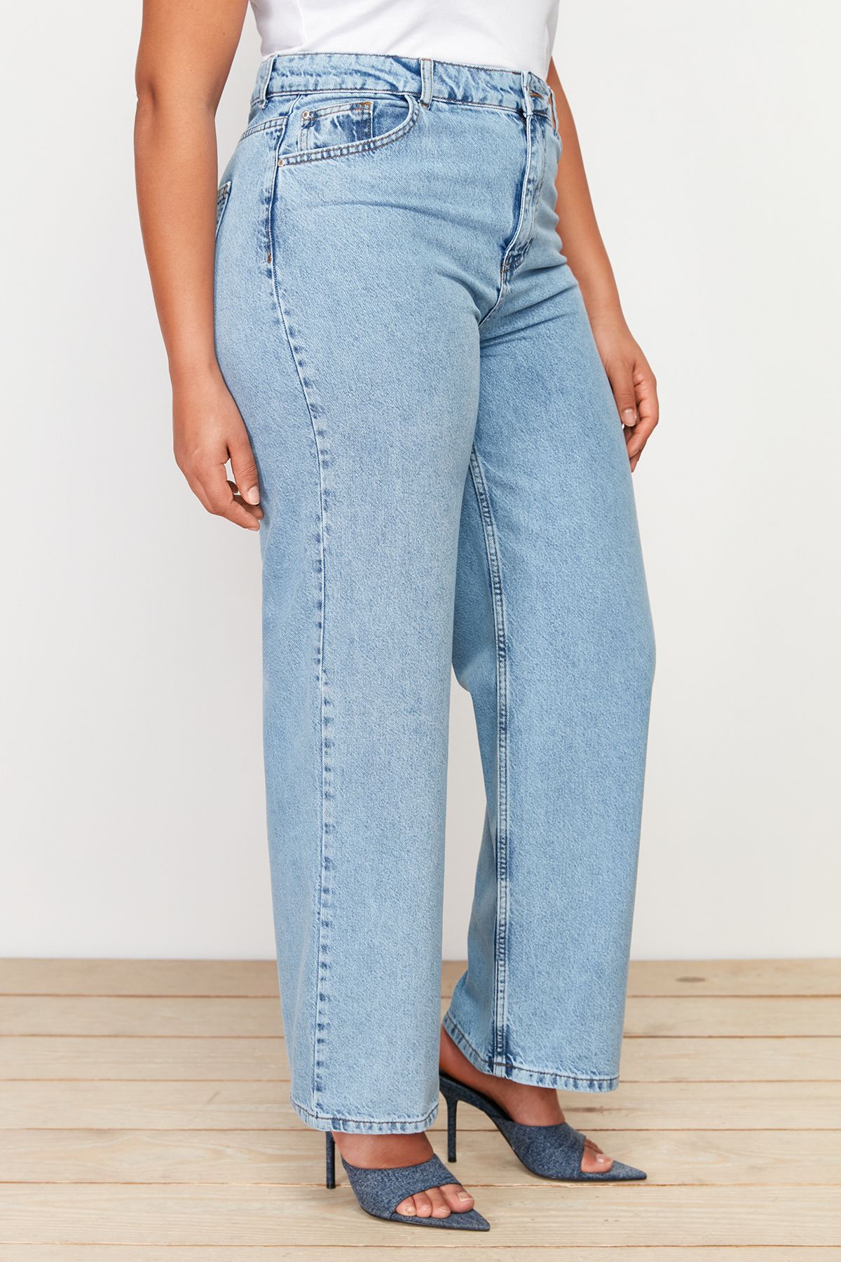 Trendyol Curve-Hellblaue, weit geschnittene Jeans mit hoher Taille TBSSS24CJ00028 4