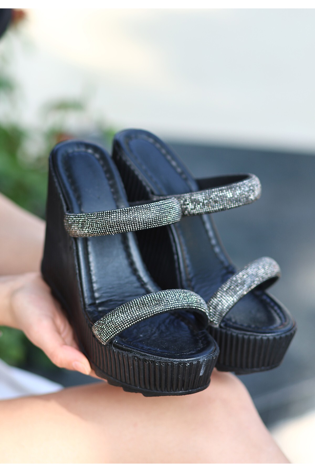 Ivana Siyah Boncuk Işlemeli Dolgu Topuk Terlik