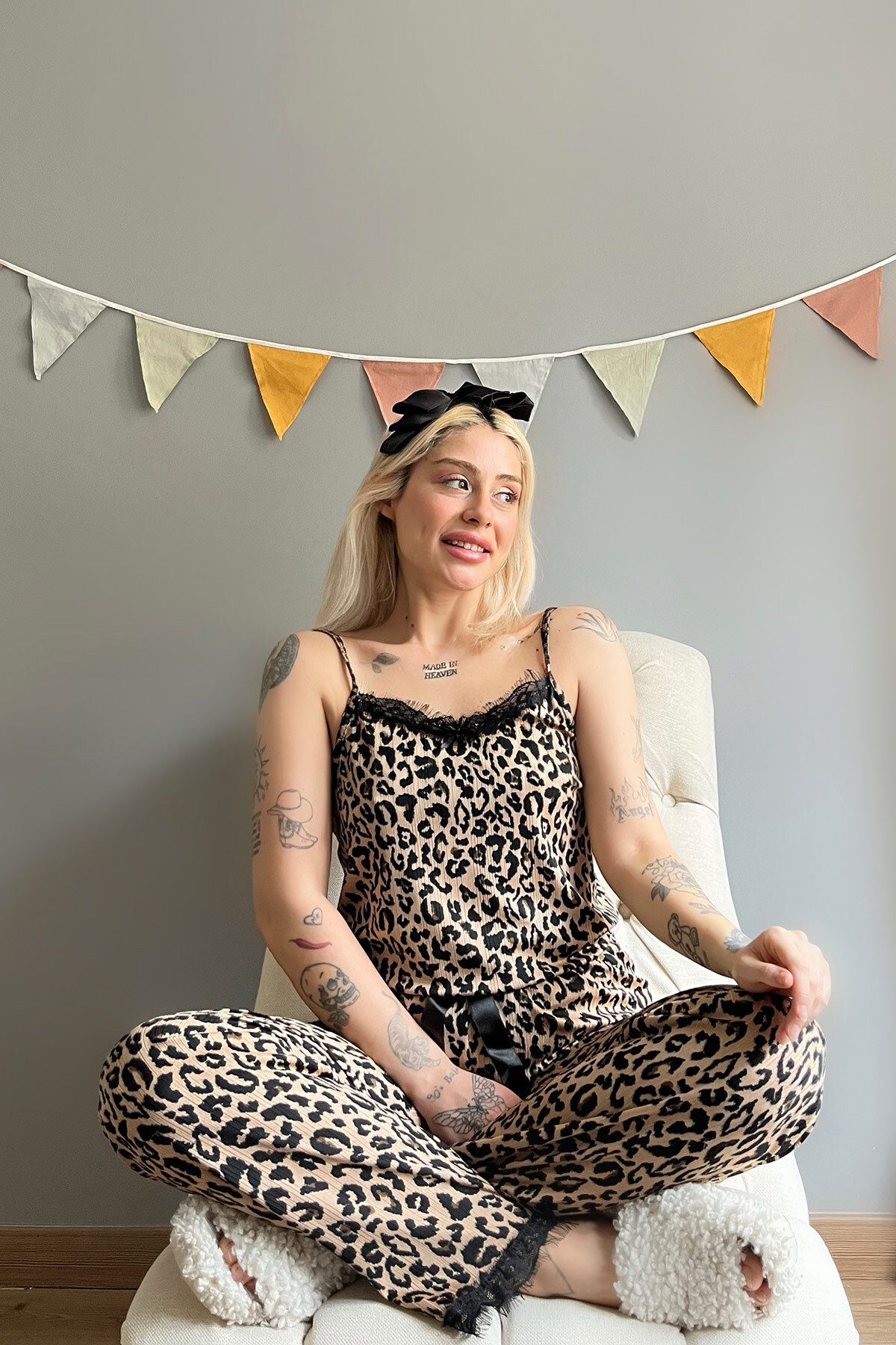 Pijamaevi-Gestricktes Damen-Pyjama-Set mit braunem Leopardenmuster und Spitzenband 3