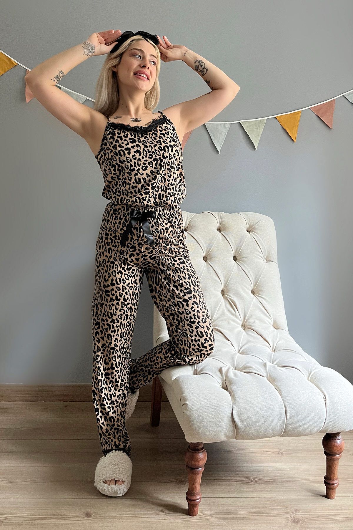 Pijamaevi-Gestricktes Damen-Pyjama-Set mit braunem Leopardenmuster und Spitzenband 6