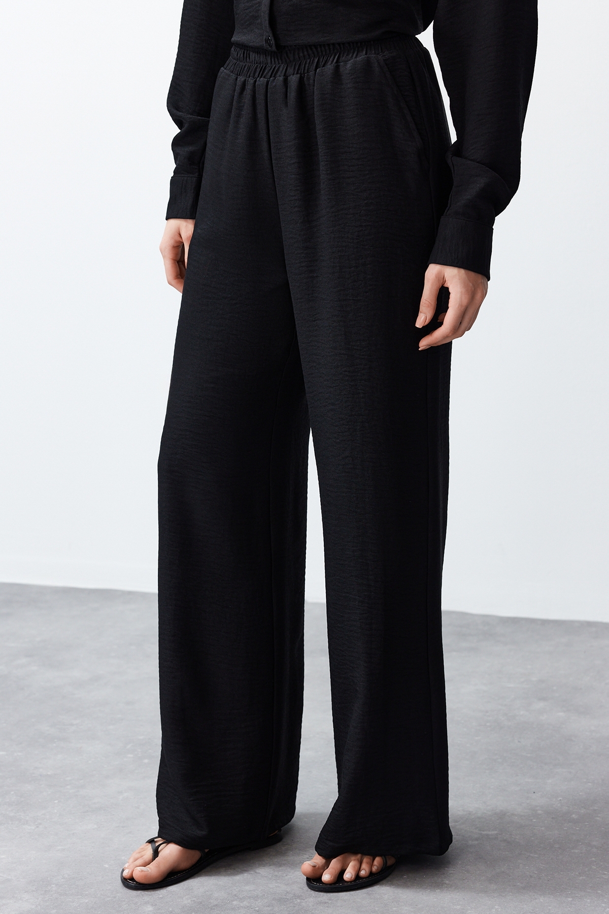 Trendyolmilla  Siyah Dokuma Gömlek-Pantolon Apoletli Takım TWOSS24AU00095 - Görsel 5