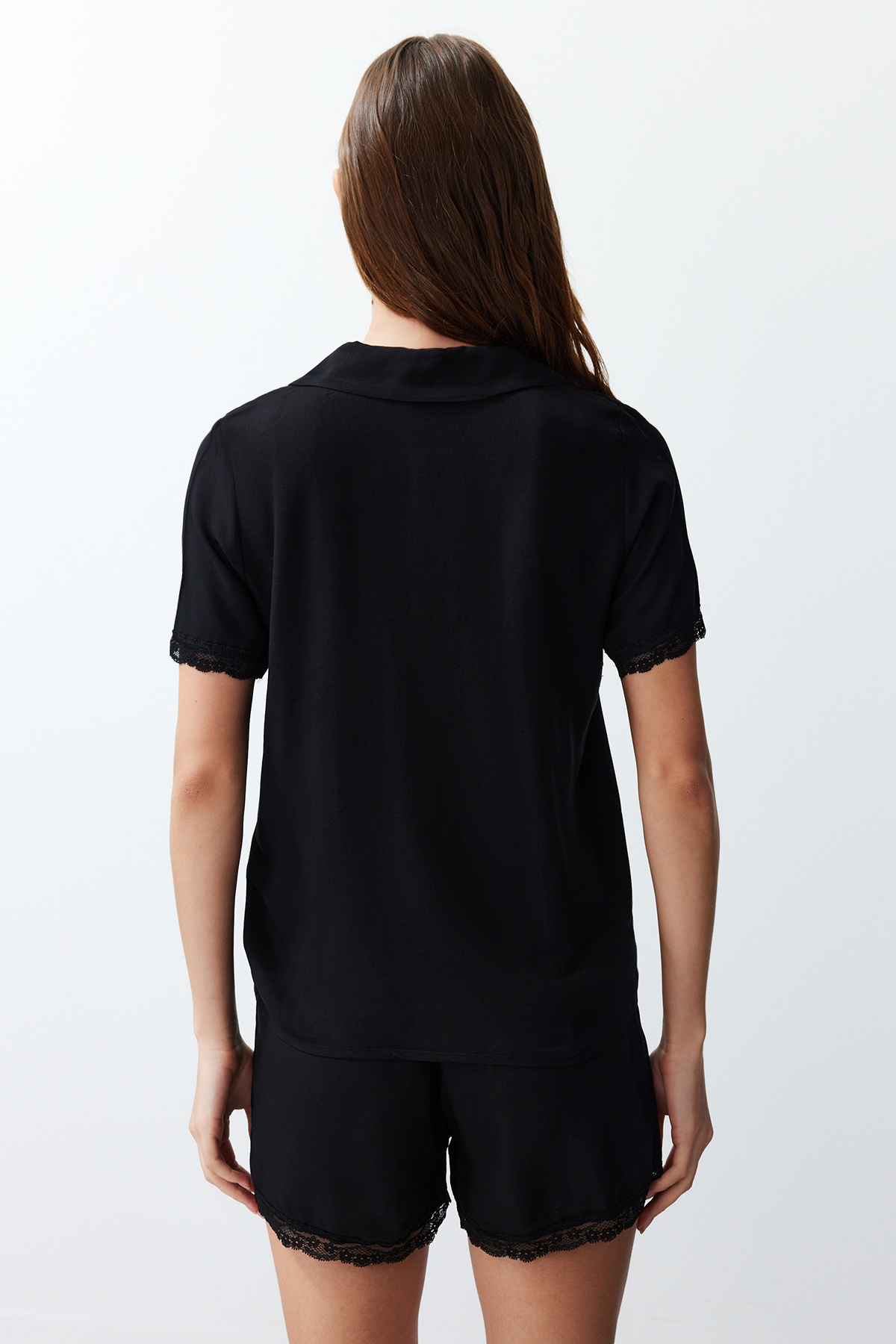 Trendyolmilla  Siyah Dantelli Viskon Şortlu Dokuma Pijama Takımı THMSS24PT00181 - Görsel 6