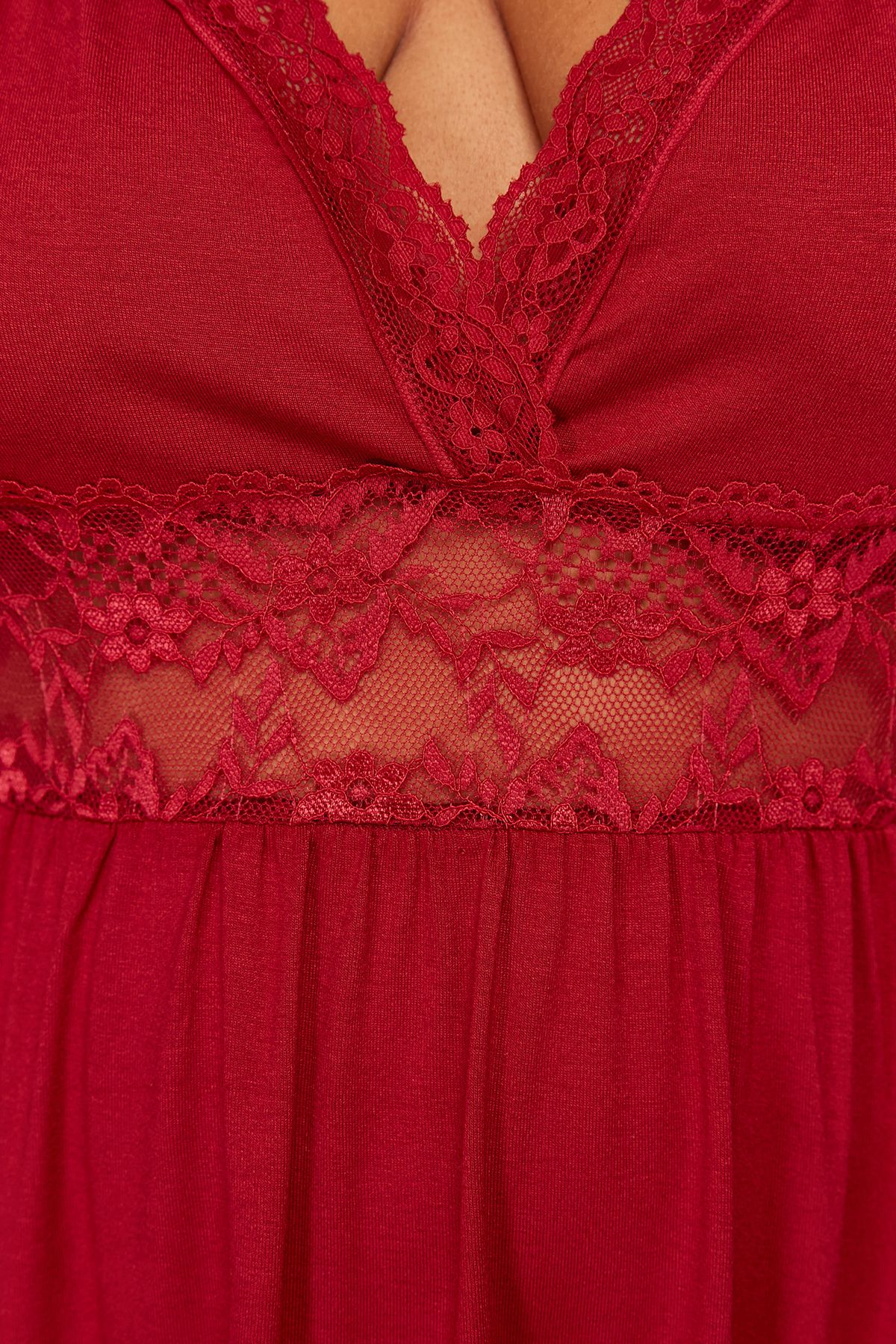 Trendyol Curve-Burgunderrotes Nachthemd aus Strick mit Spitze und Detail auf der Rückseite TBBSS24CH00017 5